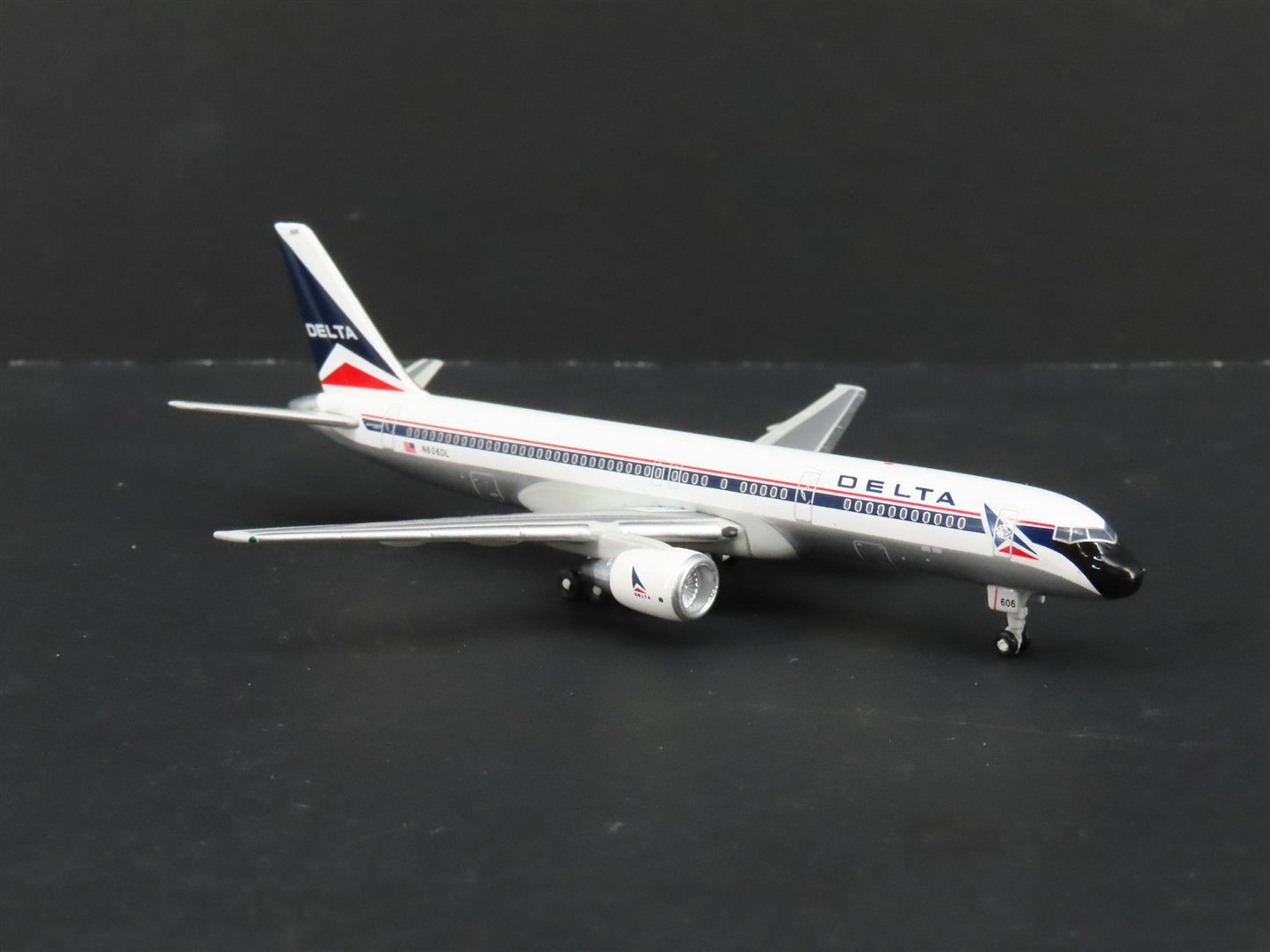Gemini Jets 1:400 Delta Air Lines Boeing 757-200 N606DL Widget GJDAL540