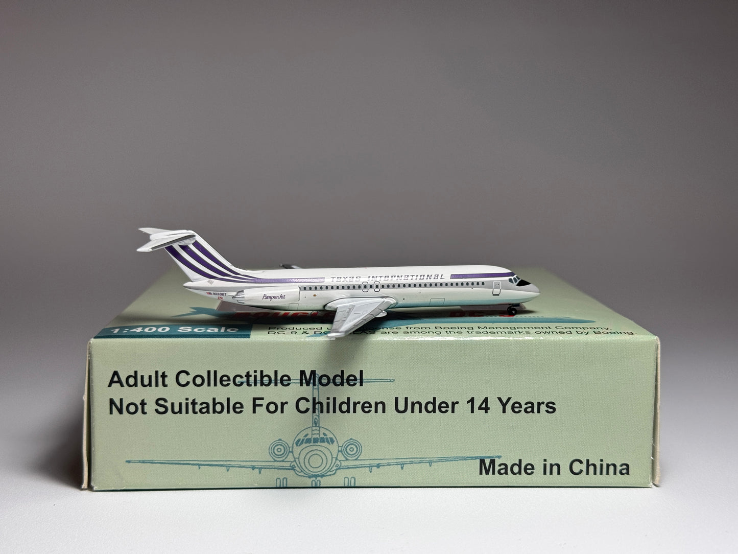 Aeroclassics 1:400 Texas International Douglas DC-9-30 N1308T "Pamper Jet" ACN1308T