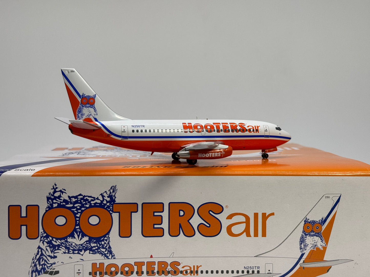 Inflight200 Hooters Air Boeing 737-200 N250TR 1990s BBOX732PP