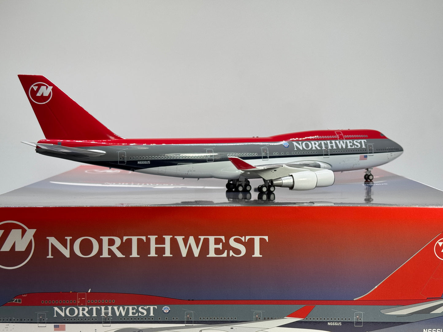 Inflight200 Northwest Airlines Boeing 747-400 N666US Bowling Shoe B-744-666 w/stand