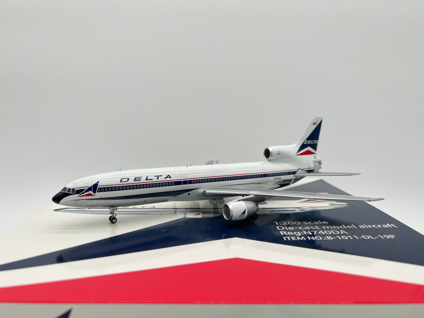 Inflight200 1:200 Delta Air Lines Lockheed L-1011 N740DA Widget B-1011-DL-19P