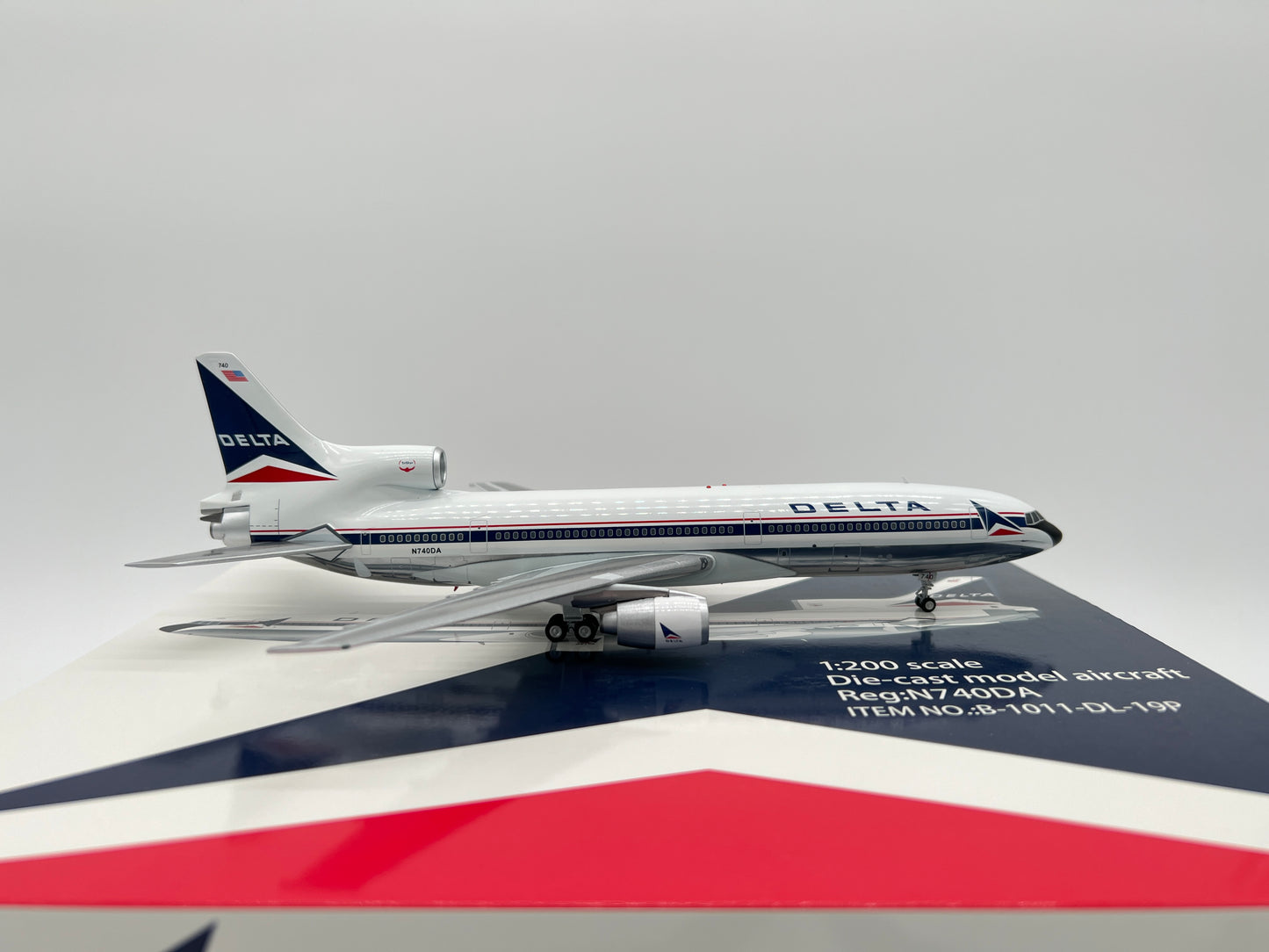 Inflight200 1:200 Delta Air Lines Lockheed L-1011 N740DA Widget B-1011-DL-19P