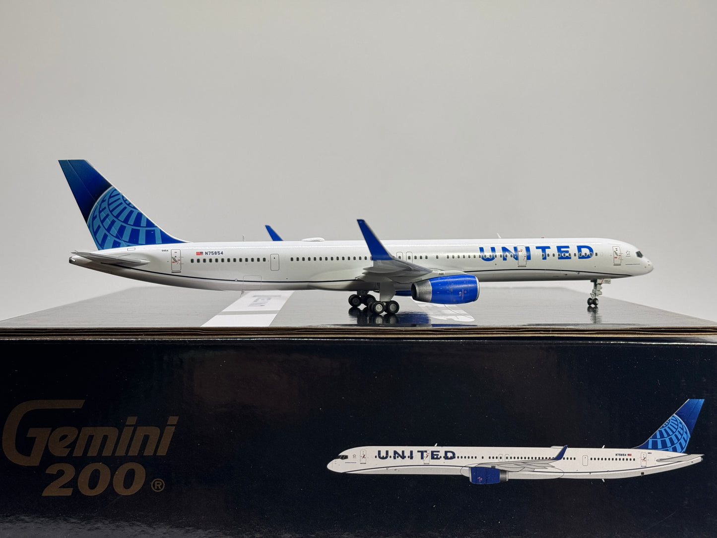 Gemini Jets 1:200 United Airlines Boeing 757-300 N75854 Evo Blue G2UAL1101 w/stand