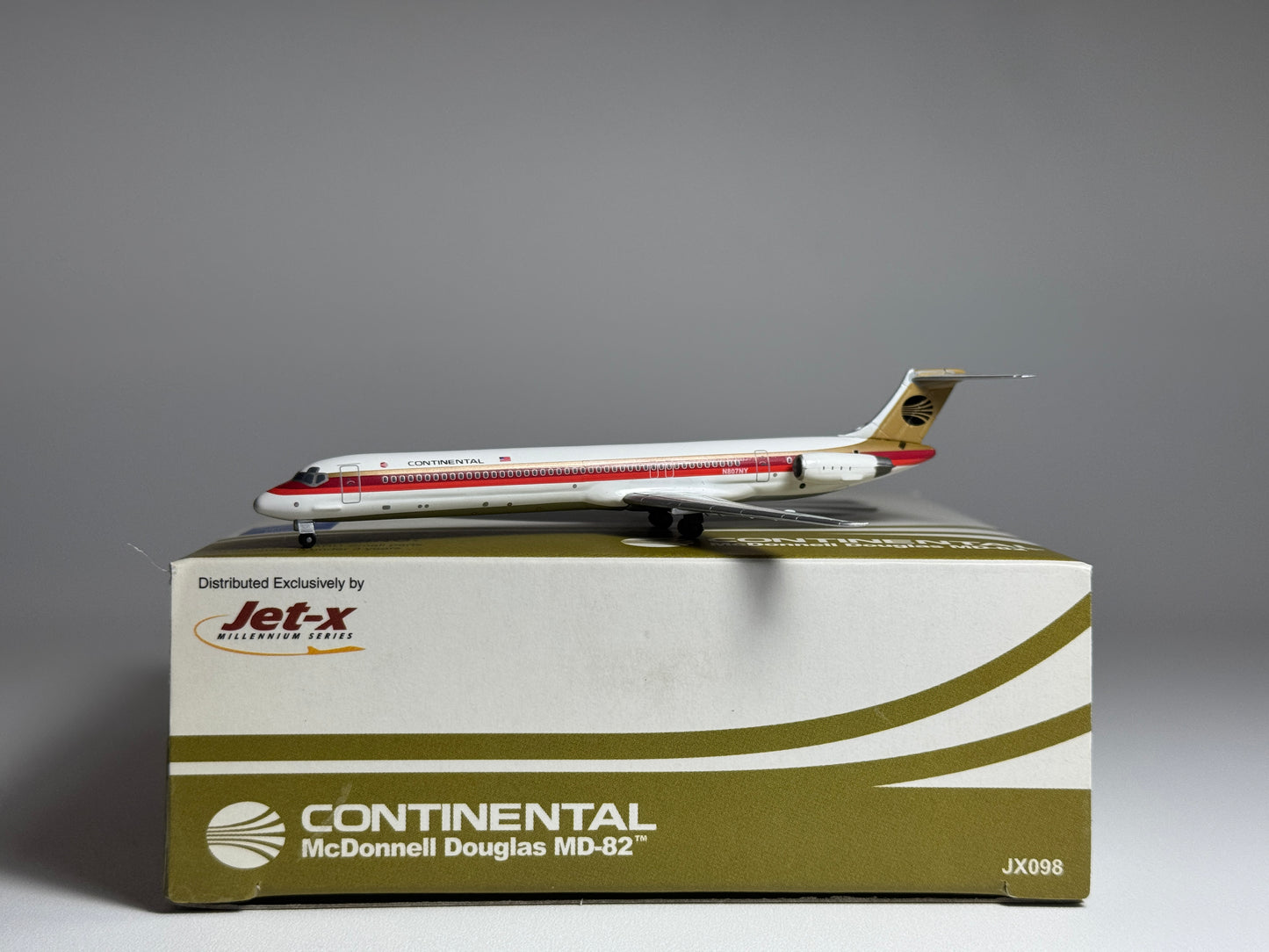 Jet-X 1:400 Continental Airlines McDonnell Douglas MD-82 N807NY Black Meatball JX098