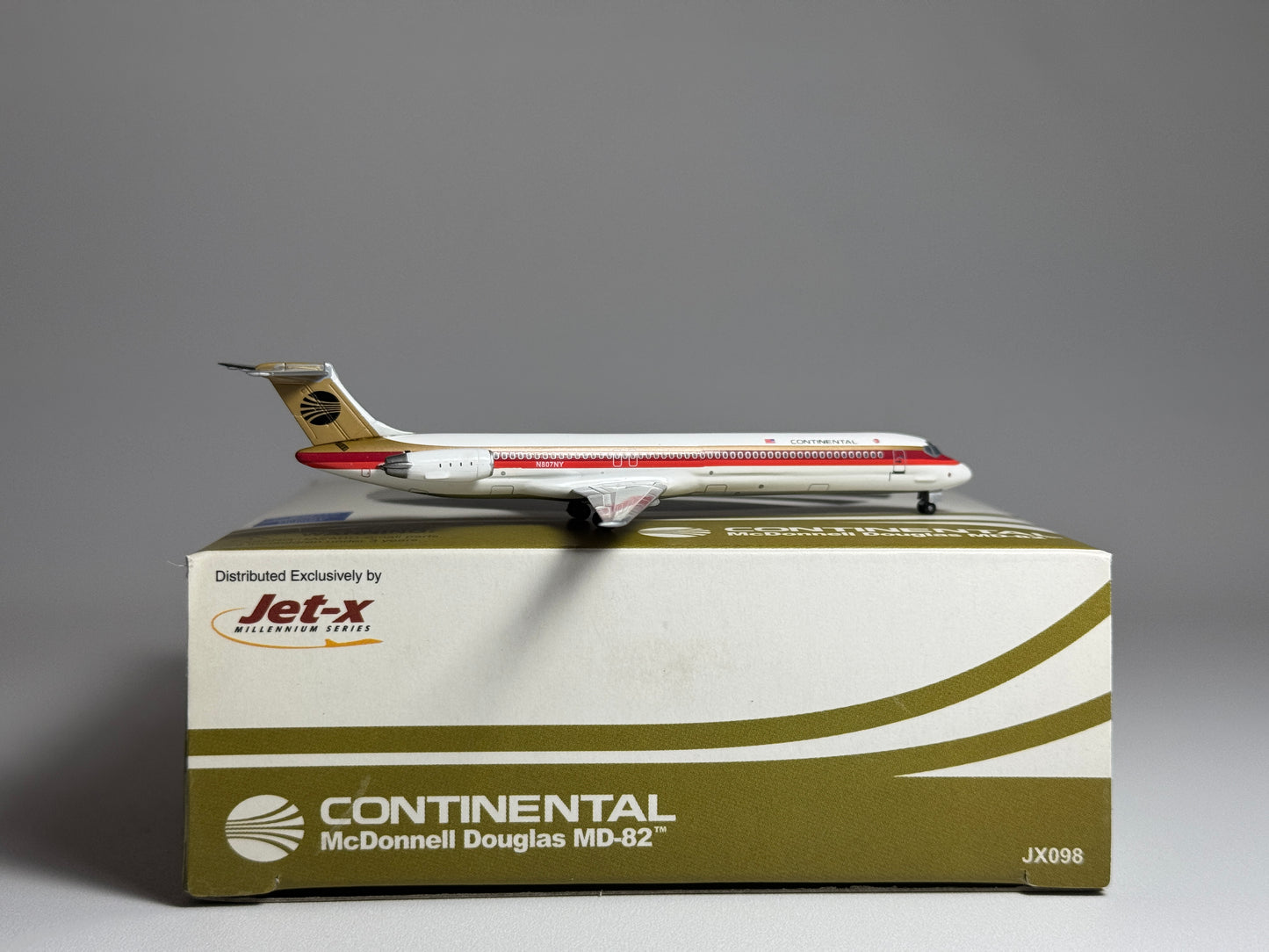 Jet-X 1:400 Continental Airlines McDonnell Douglas MD-82 N807NY Black Meatball JX098