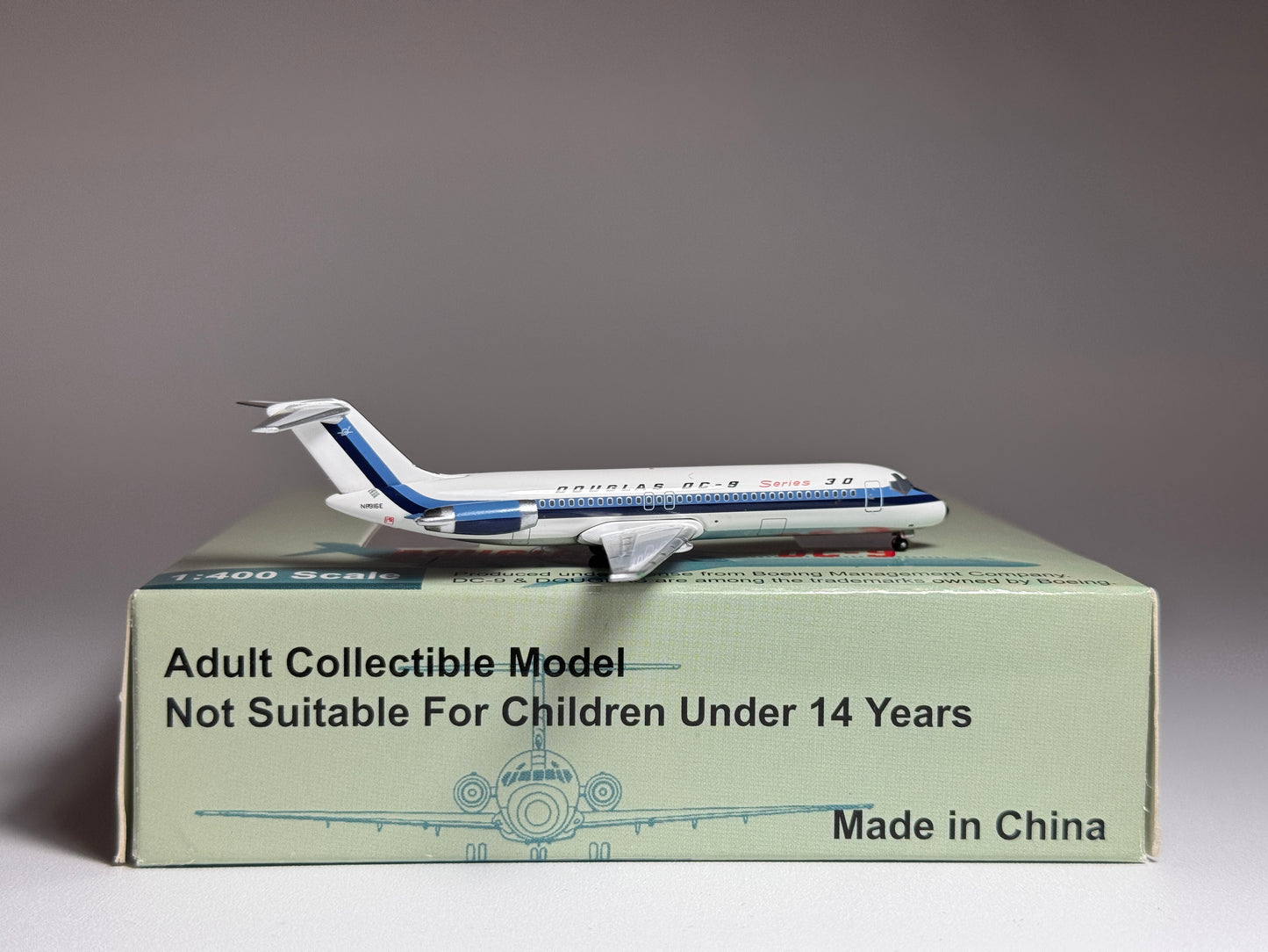Aeroclassics 1:400 Series 30 House Colors Douglas DC-9-30 N8916E Hockey Stick ACN8916E