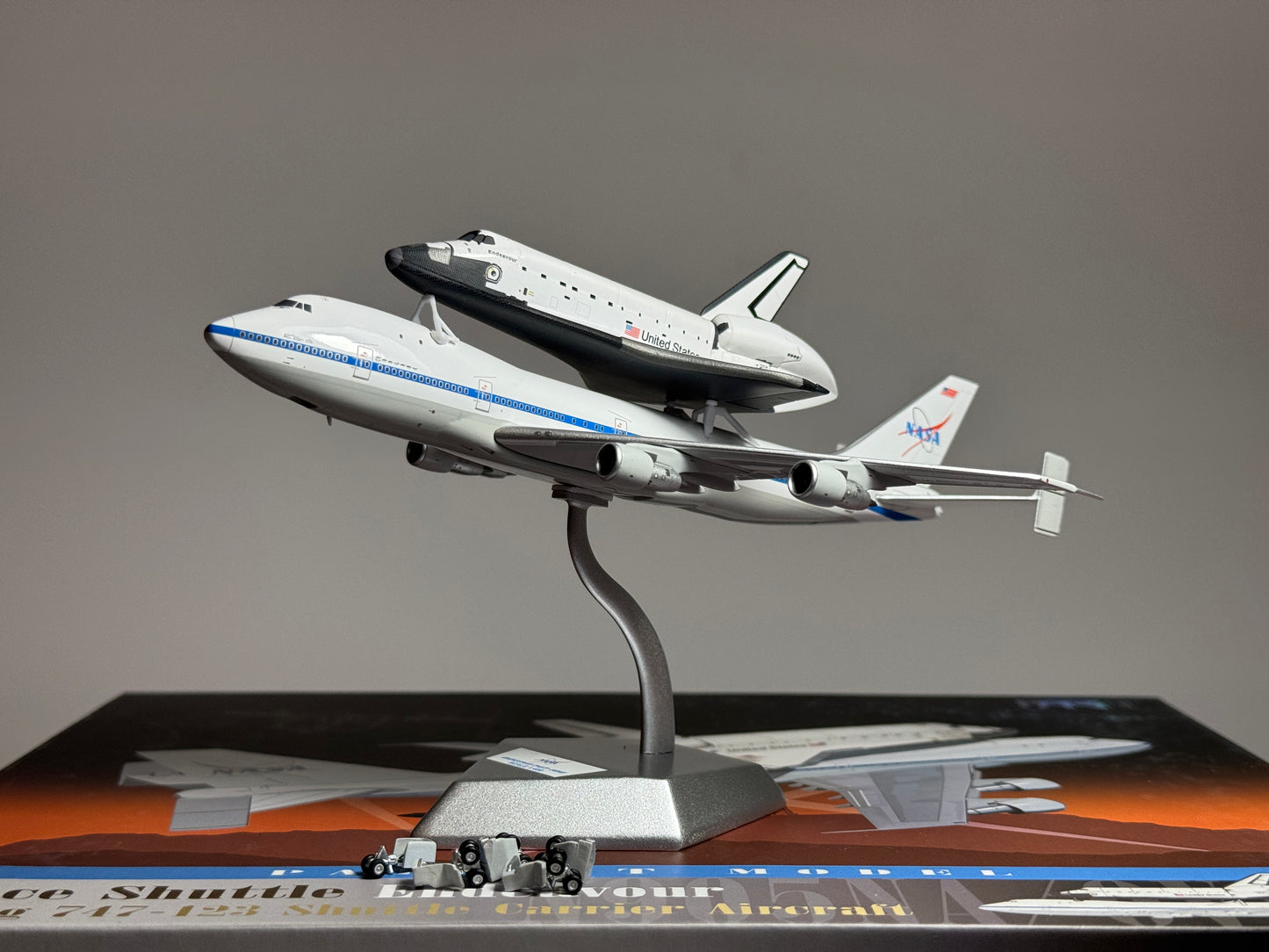 Patriot Model 1:400 NASA Boeing 747-100 SCA N905NA Space Shuttle Endeavour w/Interactive Gear PT-400-010
