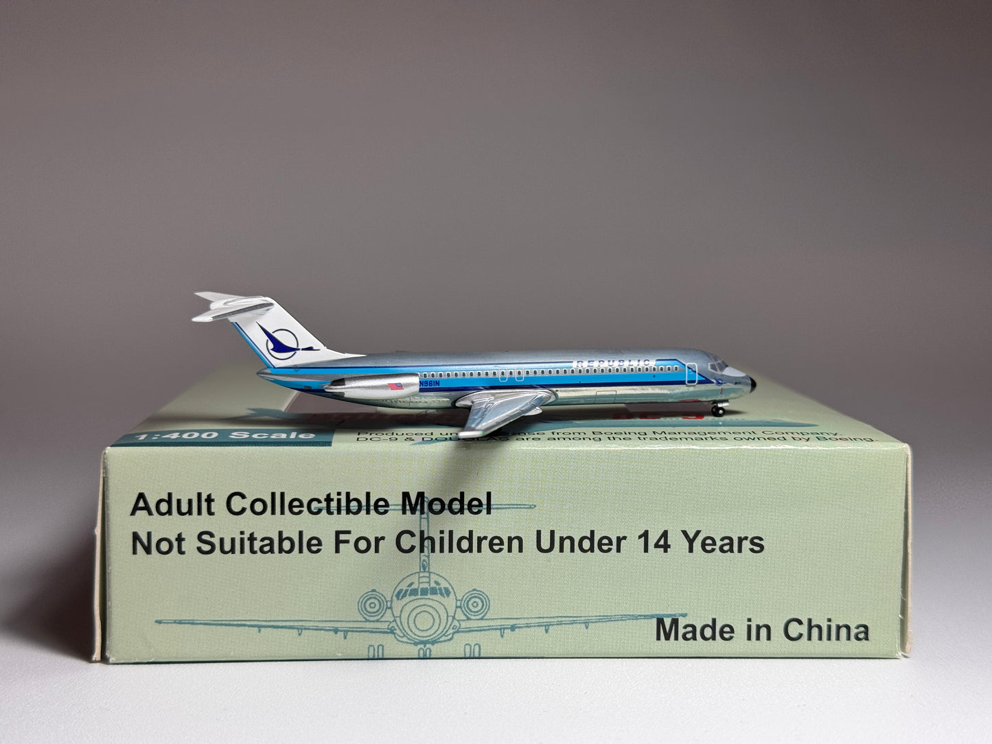 Aeroclassics 1:400 Republic Airlines Douglas DC-9-30 N961N Polished Metal ACN961N