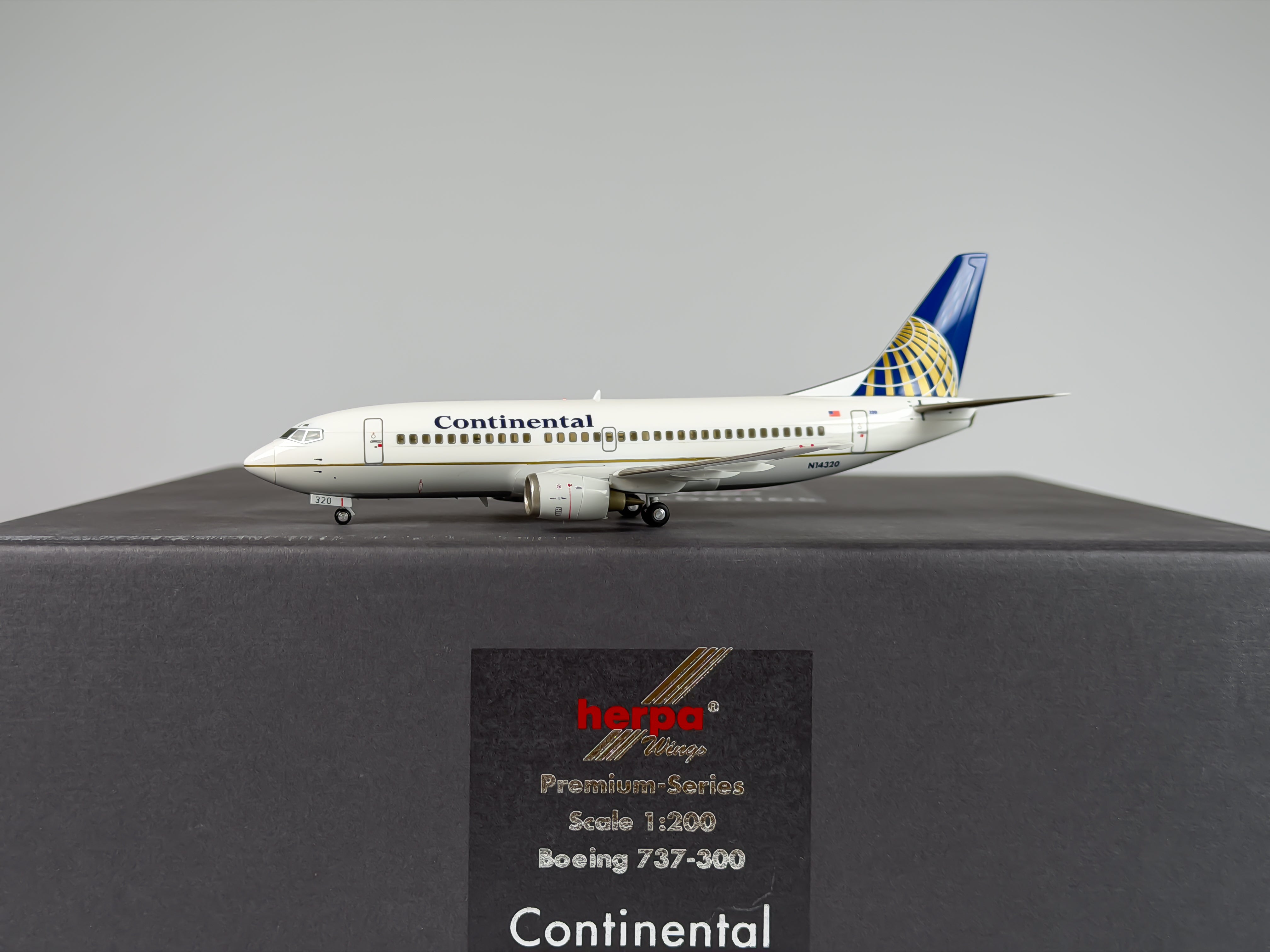 Continental Airlines Boeing 737-300 1:200 Herpa N14320 (016124)