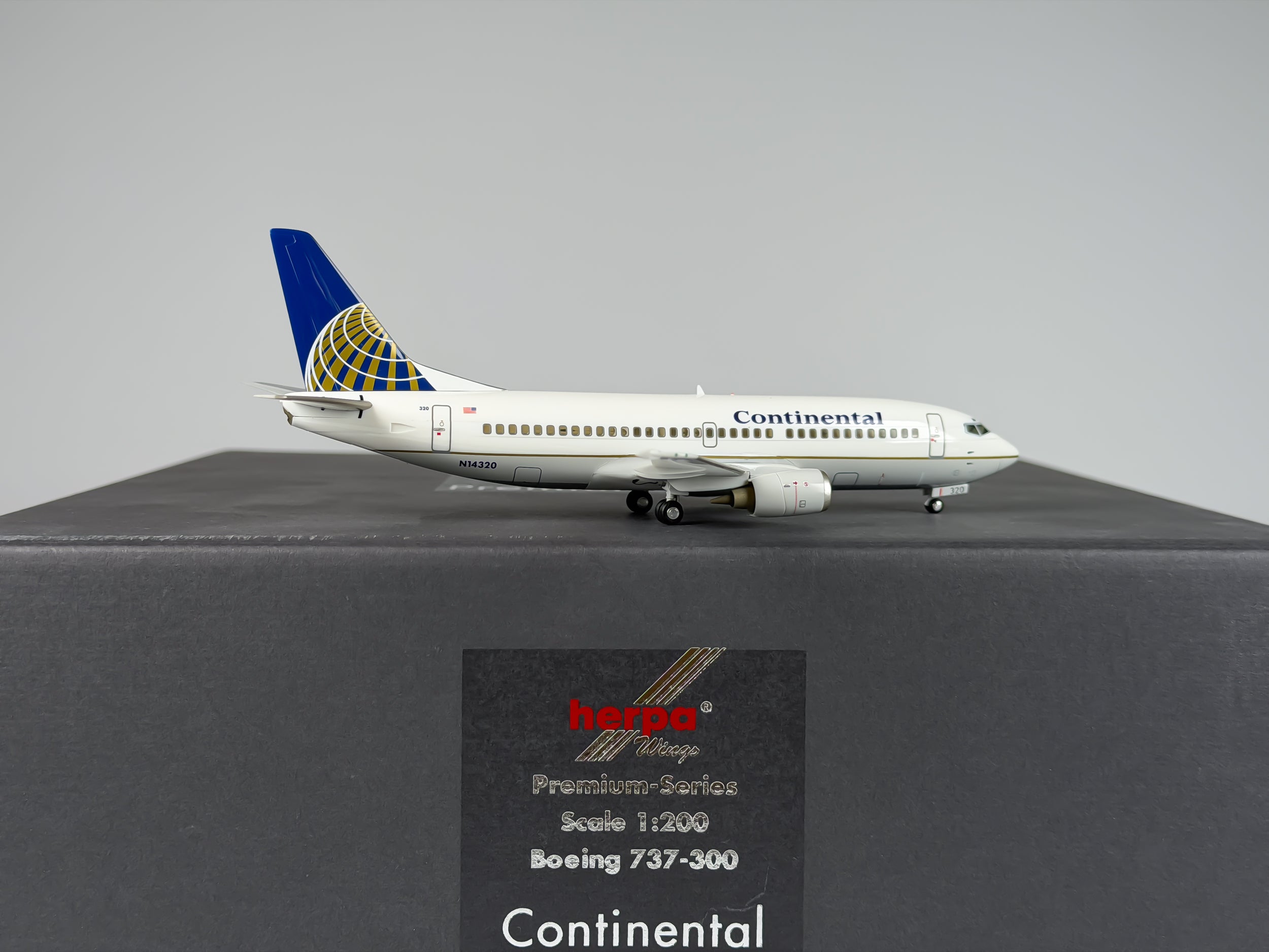 Continental Airlines Boeing 737-300 1:200 Herpa N14320 (016124)