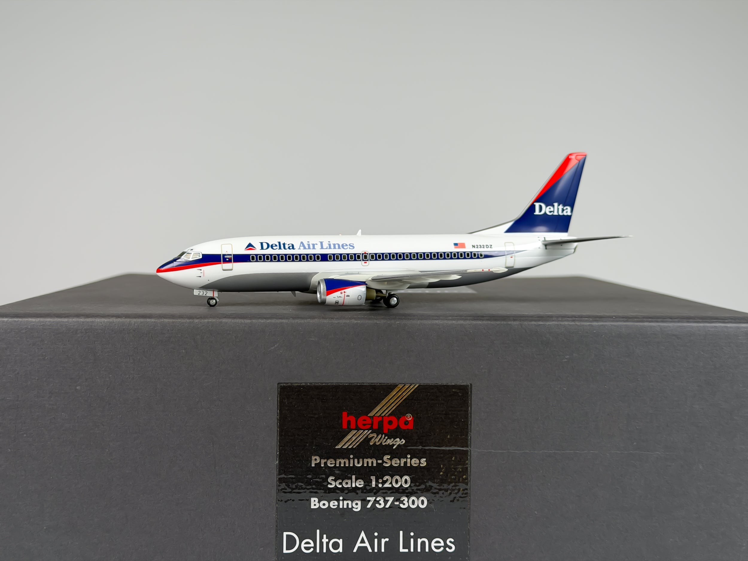 Delta Air Lines Boeing 737-300 1:200 Herpa N232DZ (016186)
