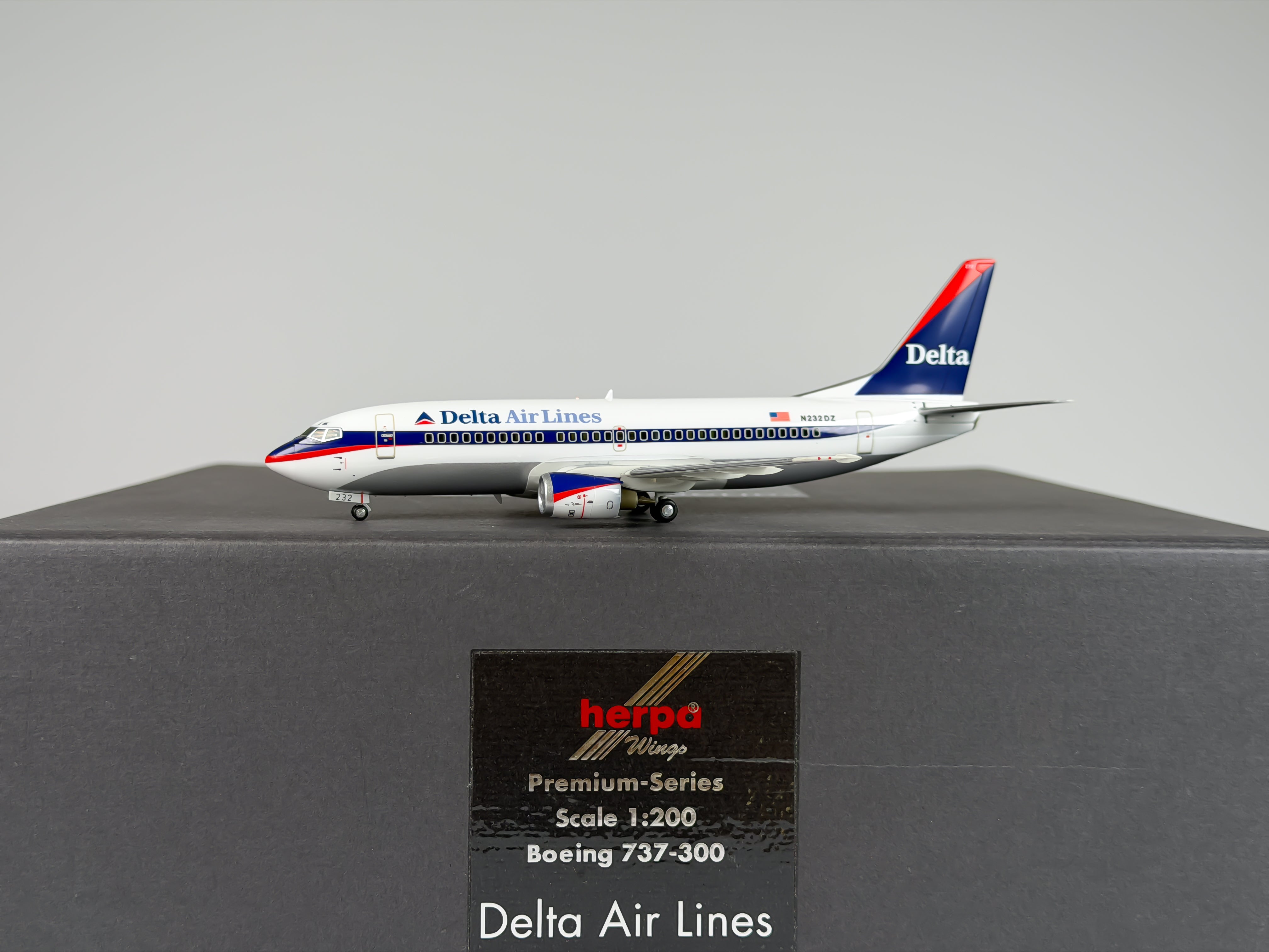 Delta Air Lines Boeing 737-300 1:200 Herpa N232DZ (016186)
