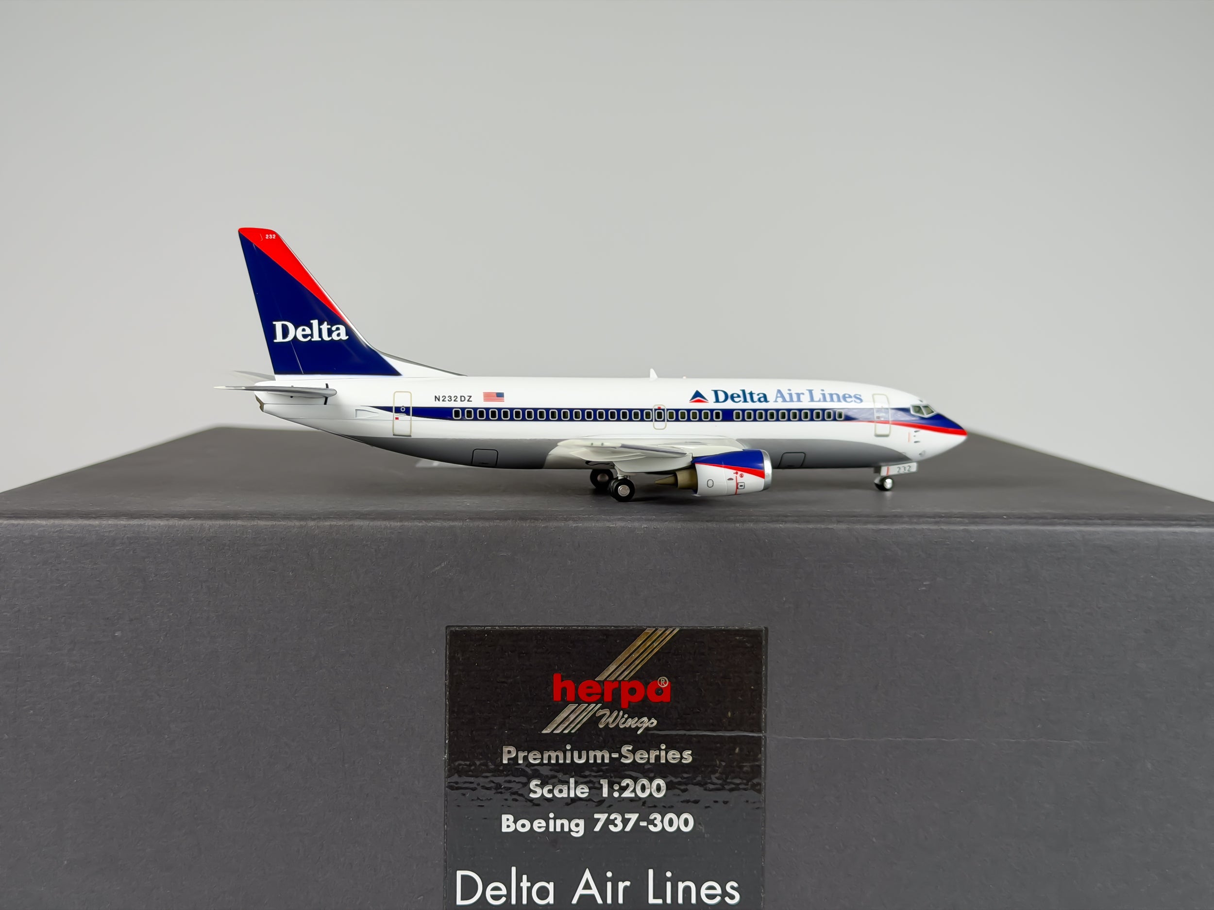 Delta Air Lines Boeing 737-300 1:200 Herpa N232DZ (016186)