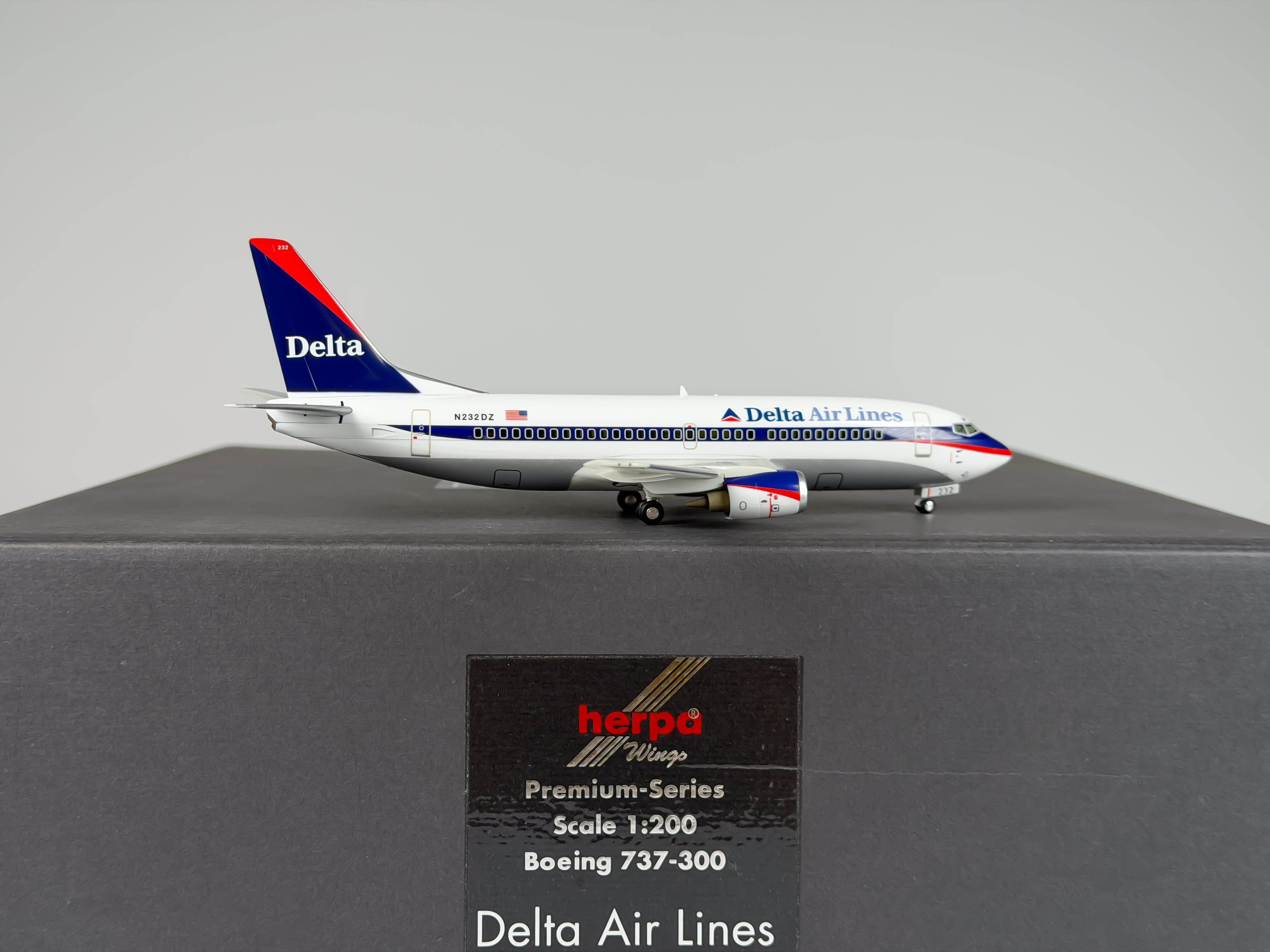 Delta Air Lines Boeing 737-300 1:200 Herpa N232DZ (016186)