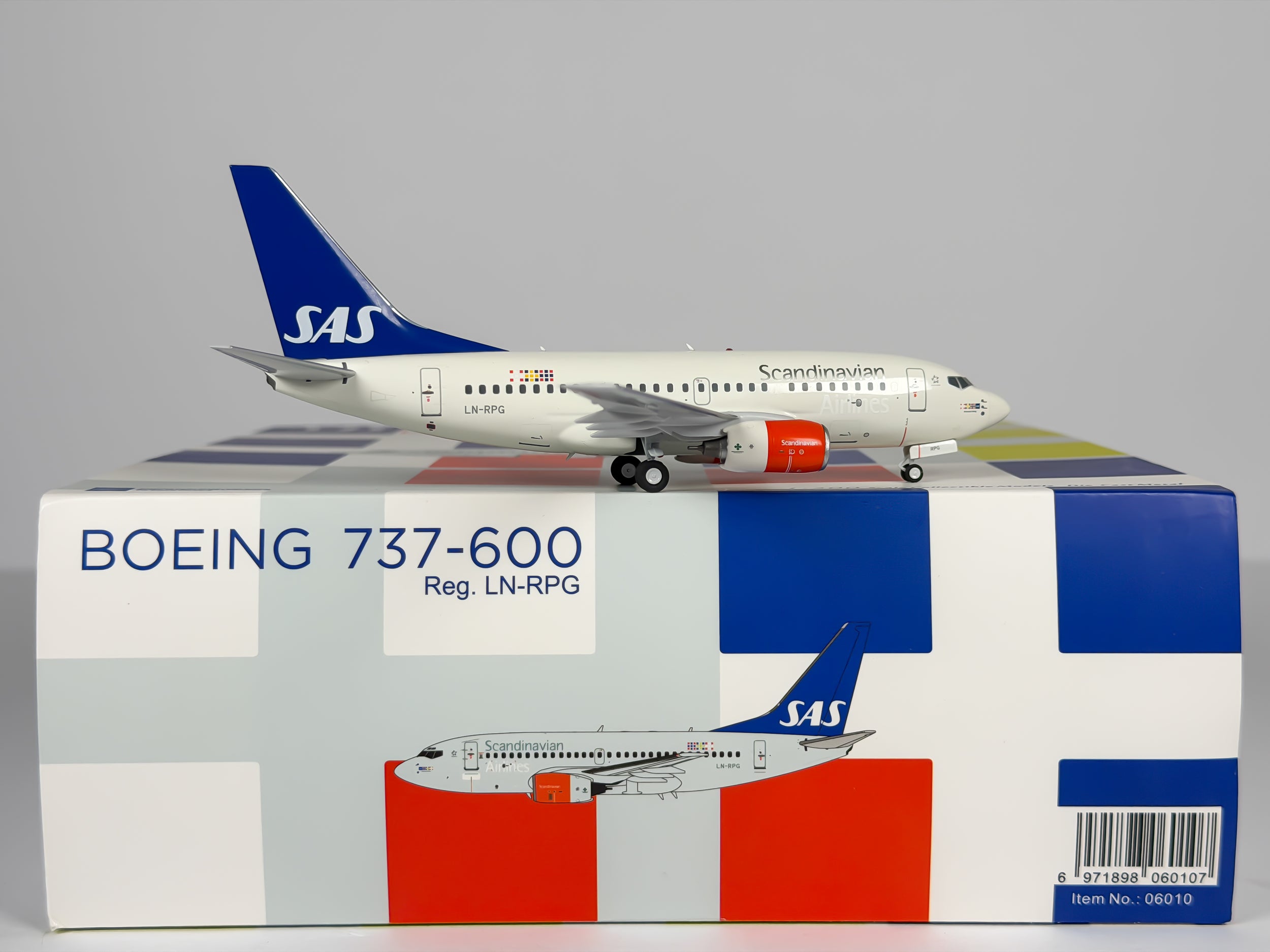 Scandinavian Airlines (SAS) Boeing 737-600 1:200 NG Model LN-RPG (06010)