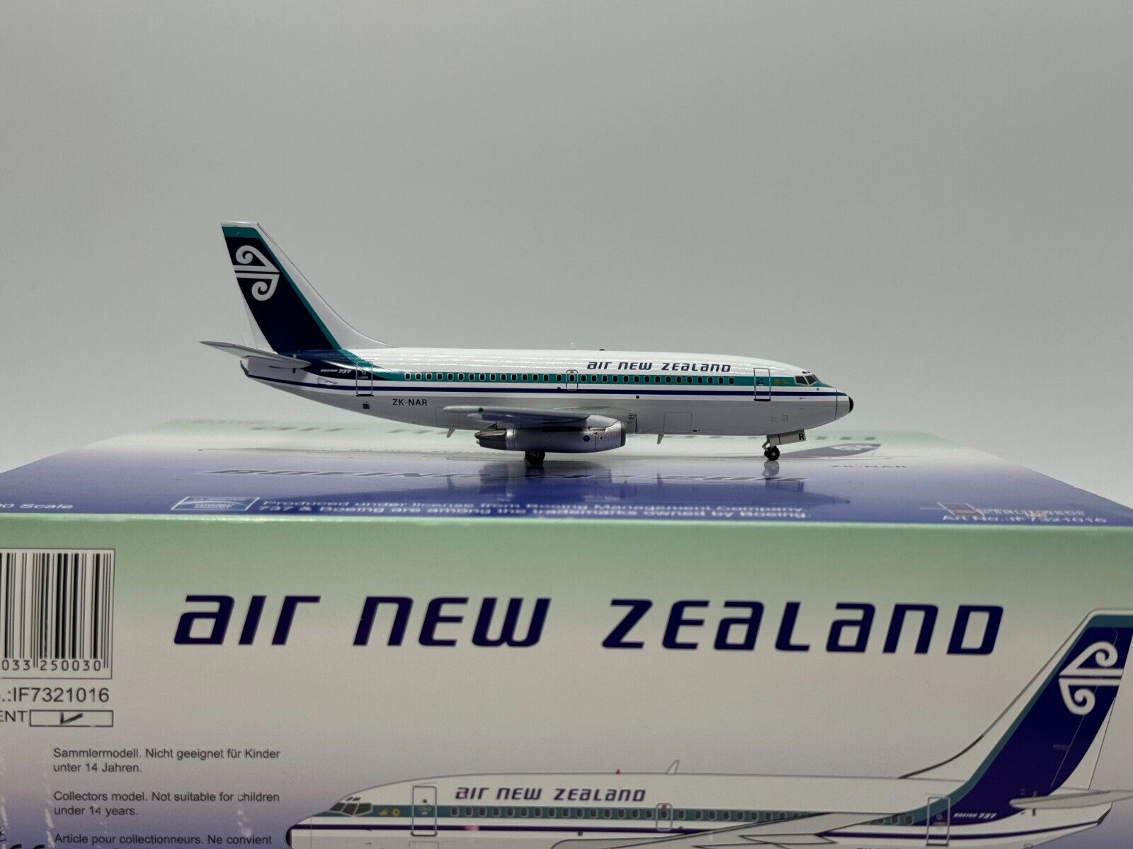 Inflight200 Air New Zealand Boeing 737-200 ZK-NAR 1980s colors IF7321016