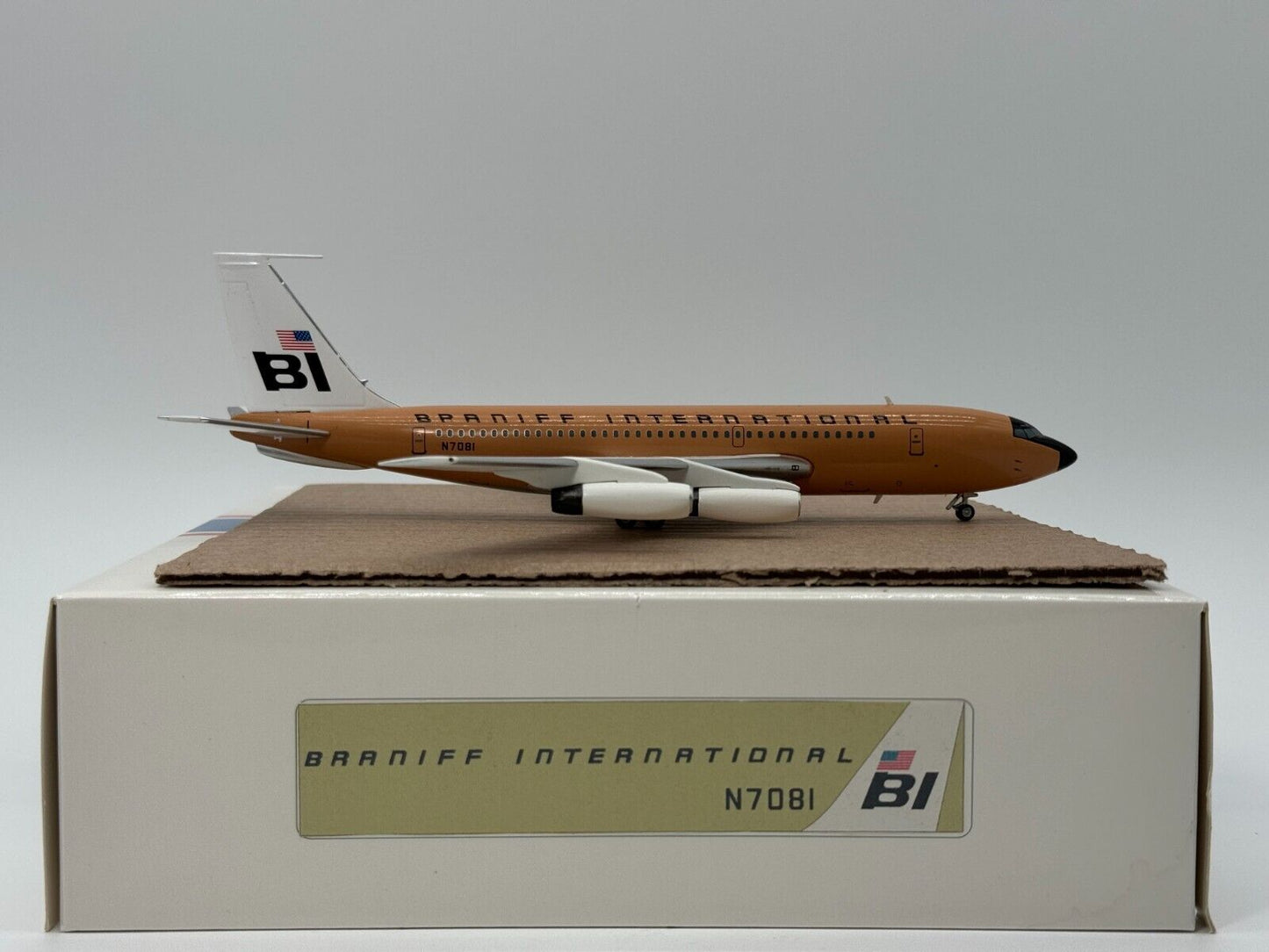 Aeroclassics 1:200 Braniff International Boeing 720 N7081 Beige AC2BNF1215C Mint