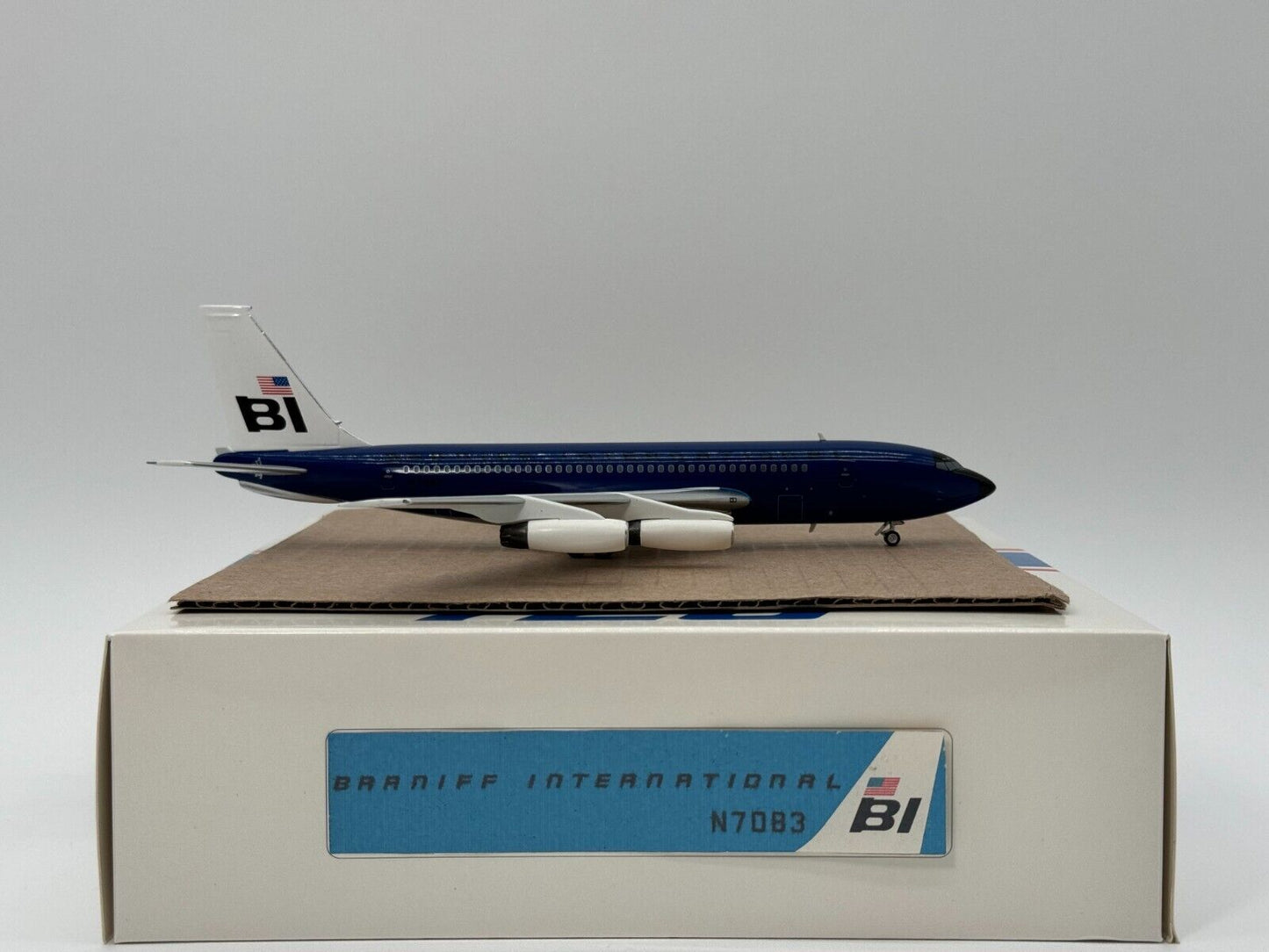 Aeroclassics 1:200 Braniff International Boeing 720 N7083 Dark Blue (Antenna Damage)
