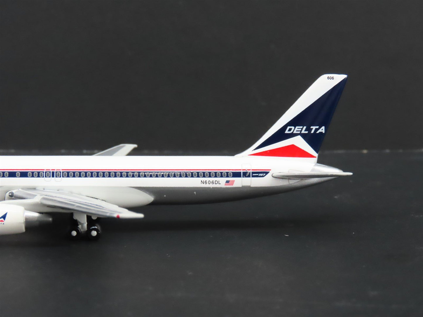 Gemini Jets 1:400 Delta Air Lines Boeing 757-200 N606DL Widget GJDAL540