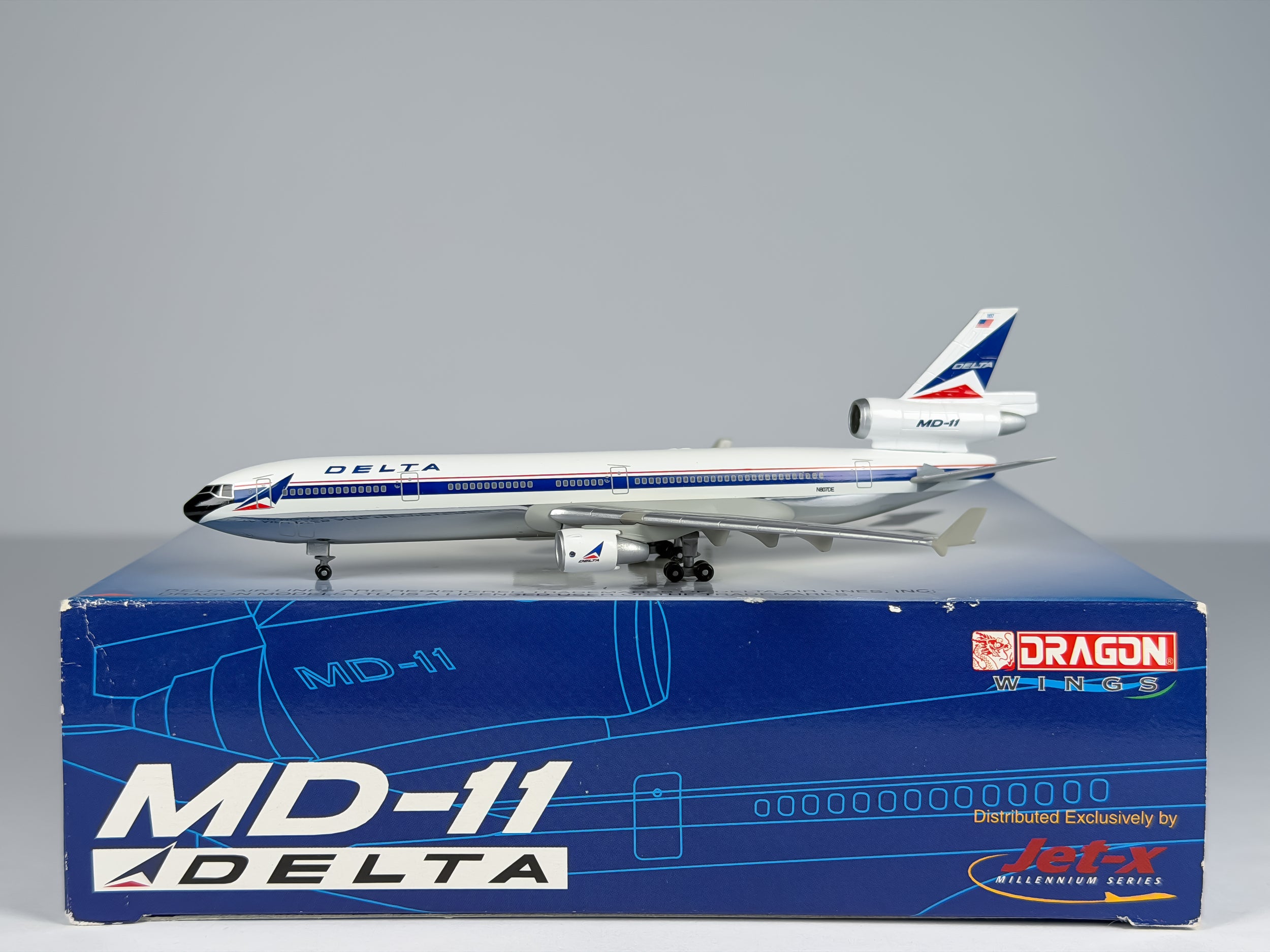 Delta Air Lines McDonnell Douglas MD-11 1:400 Dragon Wings N807DE (55037B)