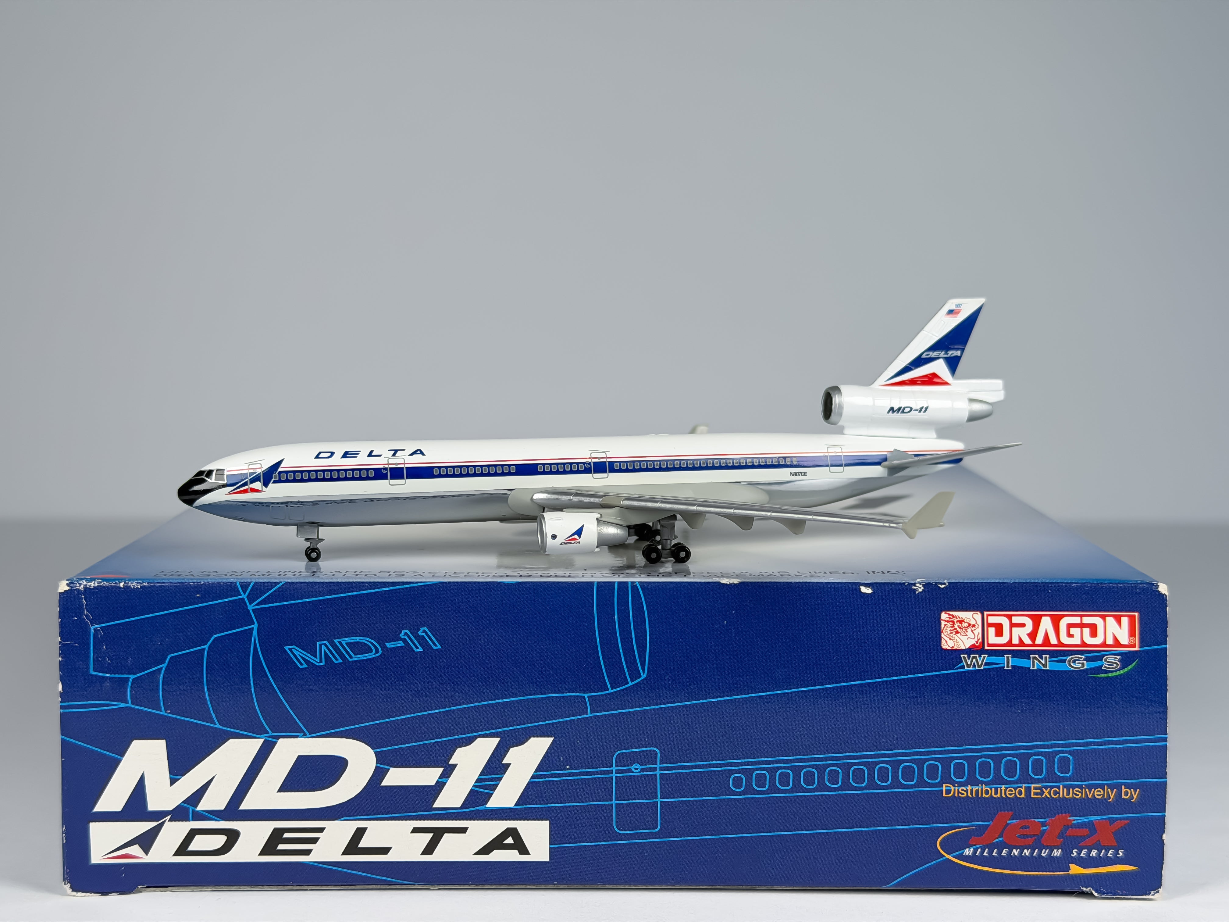Delta Air Lines McDonnell Douglas MD-11 1:400 Dragon Wings N807DE (55037B)