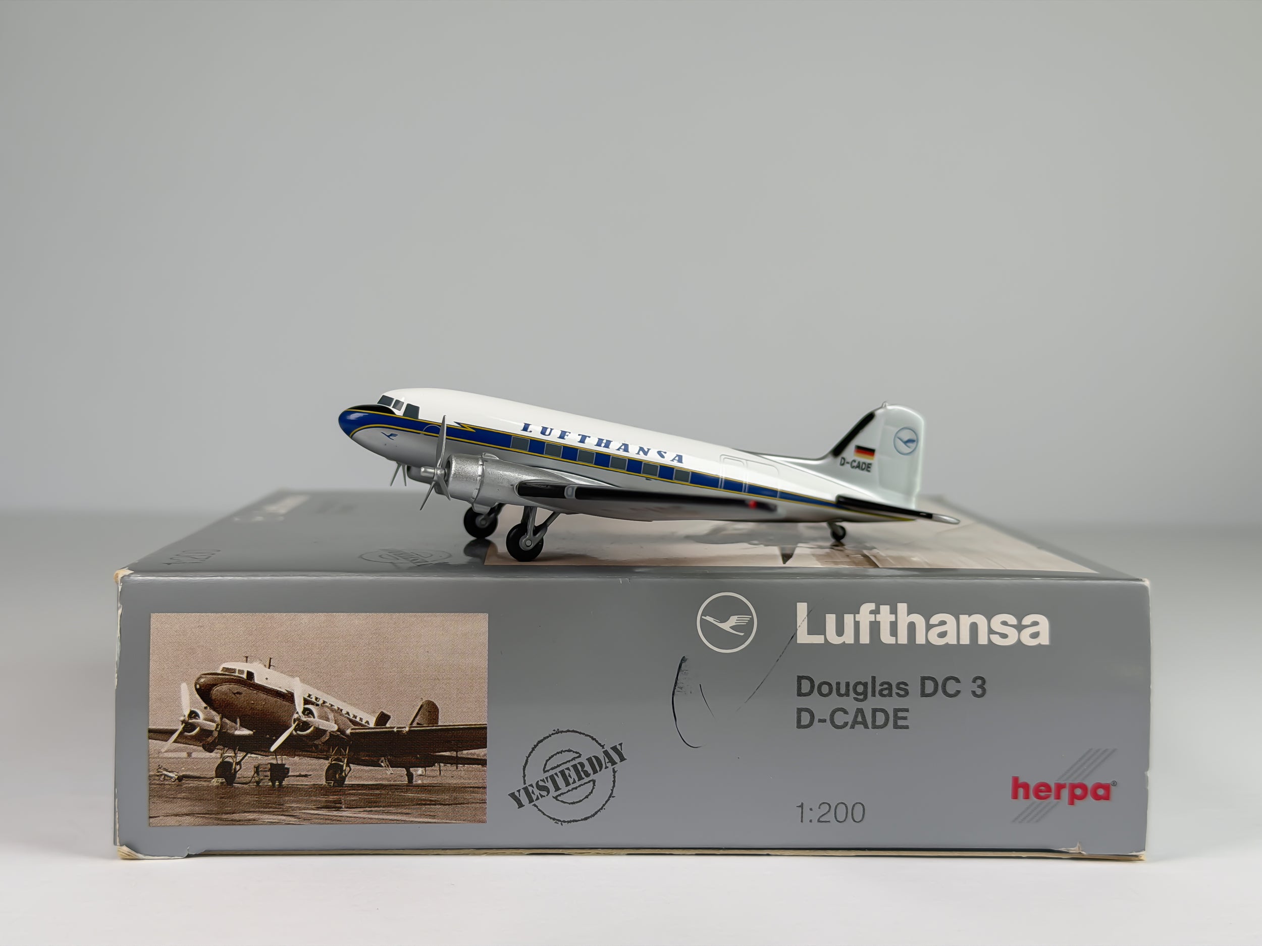 Lufthansa Douglas DC-3 1:200 Herpa D-CADE (550581)