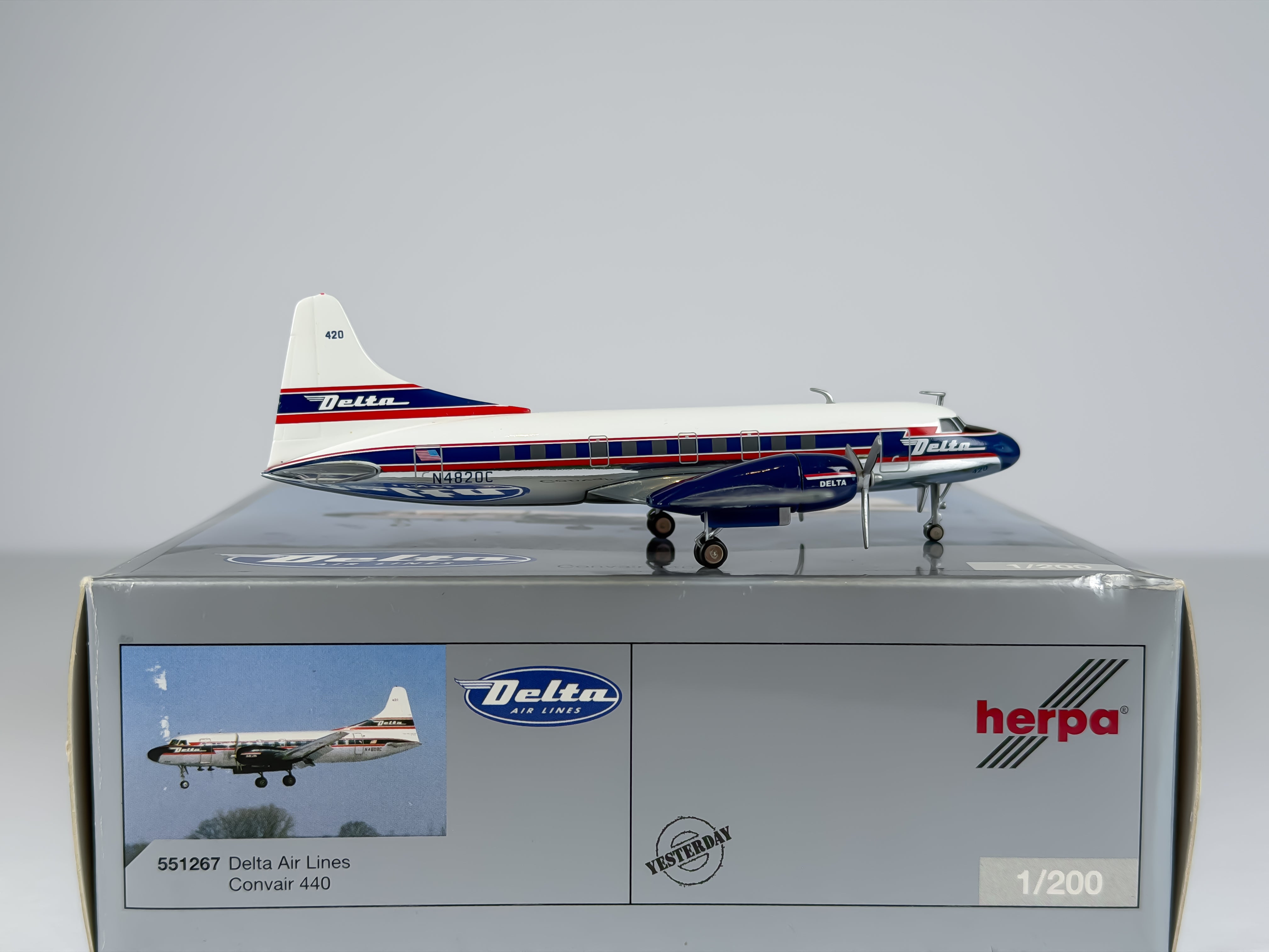 Delta Air Lines Convair CV-440 1:200 Herpa N4809C (551267)