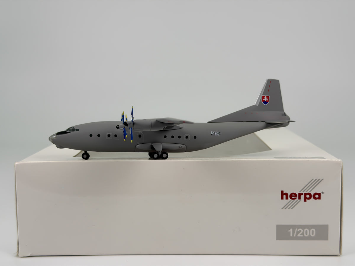 Slovak Air Force Antonov An-12 1:200 Herpa 2209 (555302)