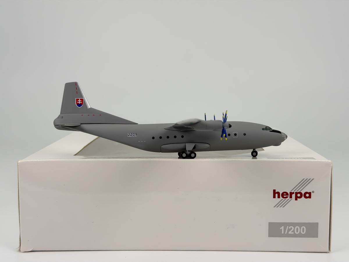 Slovak Air Force Antonov An-12 1:200 Herpa 2209 (555302)
