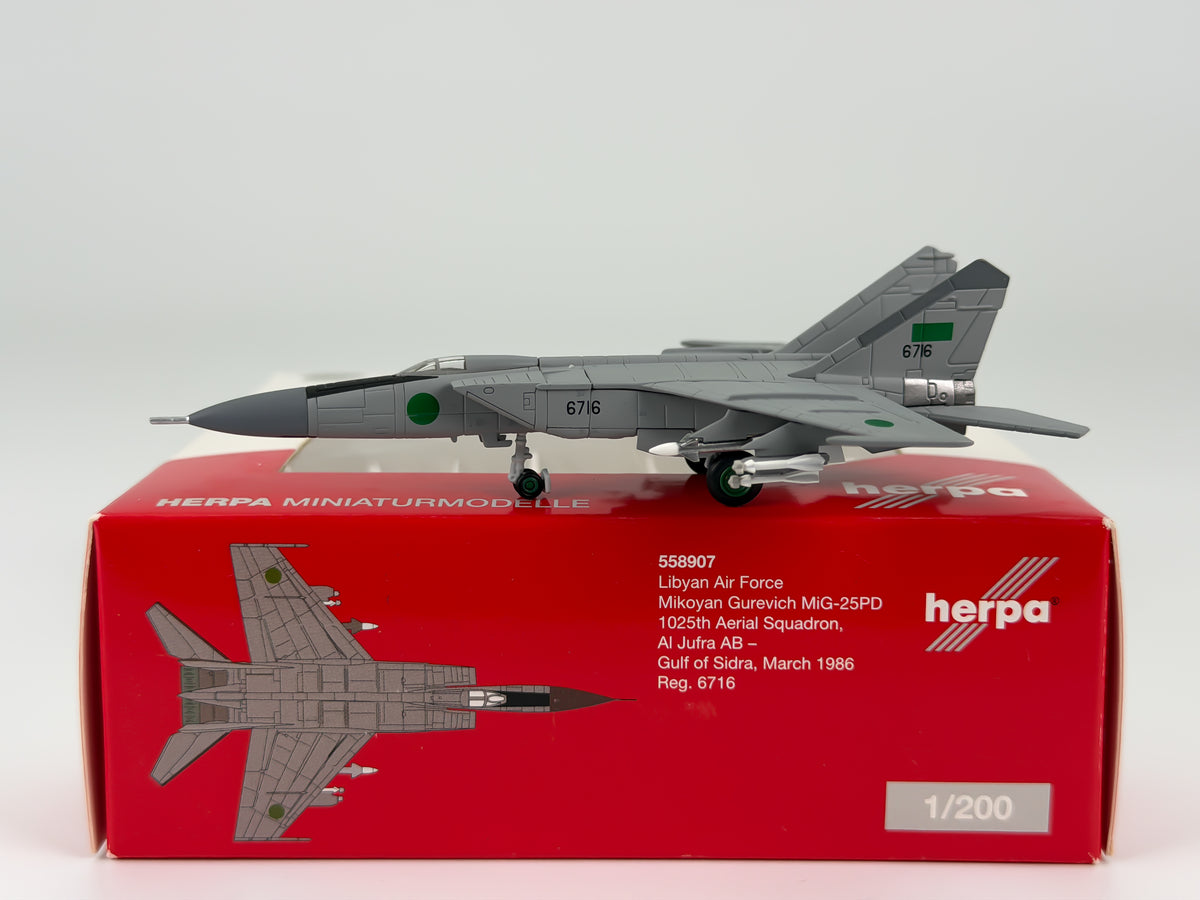 Libyan Air Force Mikoyan MiG-25 Foxbat 1:200 Herpa 6716 (558907)