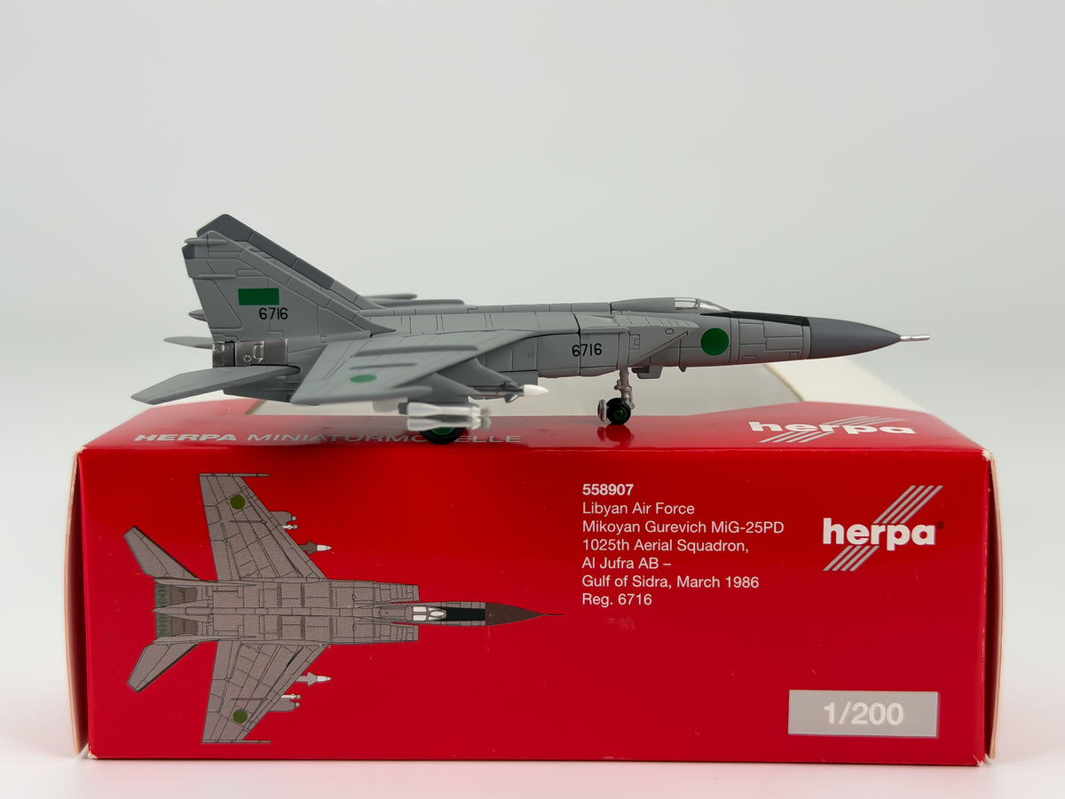 Libyan Air Force Mikoyan MiG-25 Foxbat 1:200 Herpa 6716 (558907)