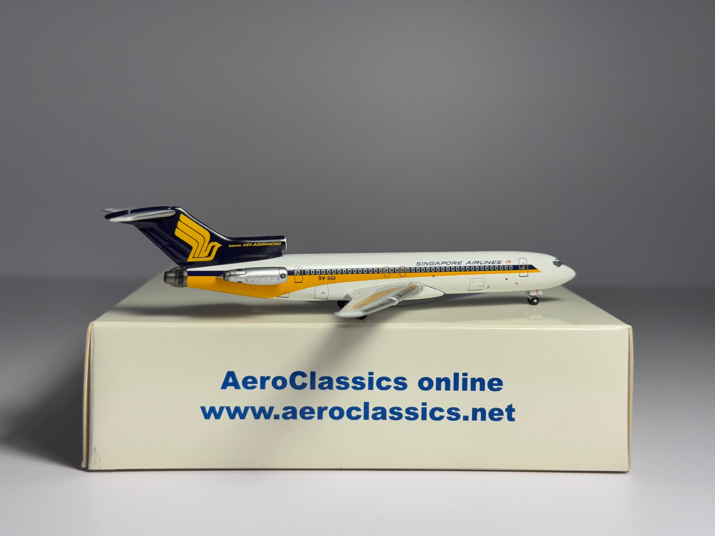Aeroclassics 1:400 Singapore Airlines Boeing 727-200 9V-SGI 1970s colors ACSIA011