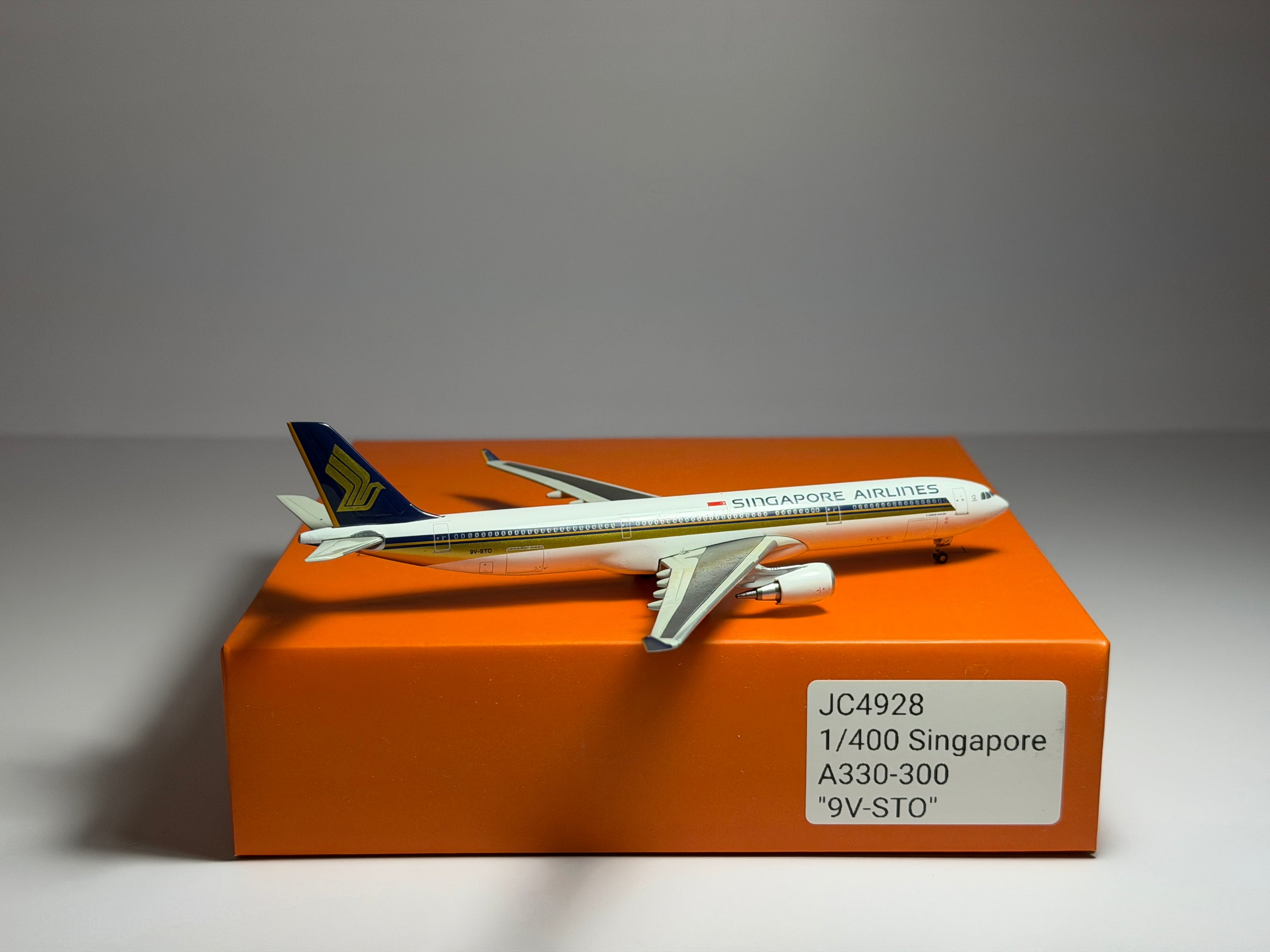 Singapore Airlines Airbus A330-300 1:400 JC Wings 9V-STO (JC4928)
