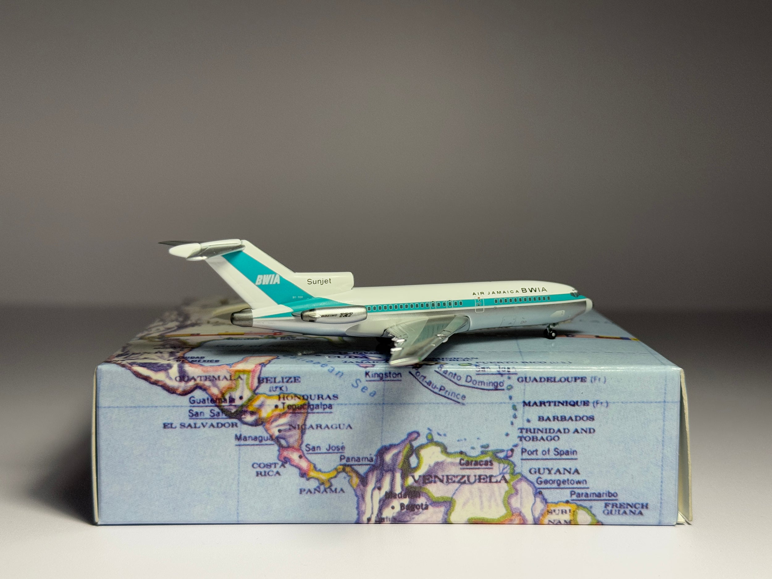 Aeroclassics 1:400 Air Jamaica Boeing 727-100 9Y-TCO BWIA hybrid AC9YTCO