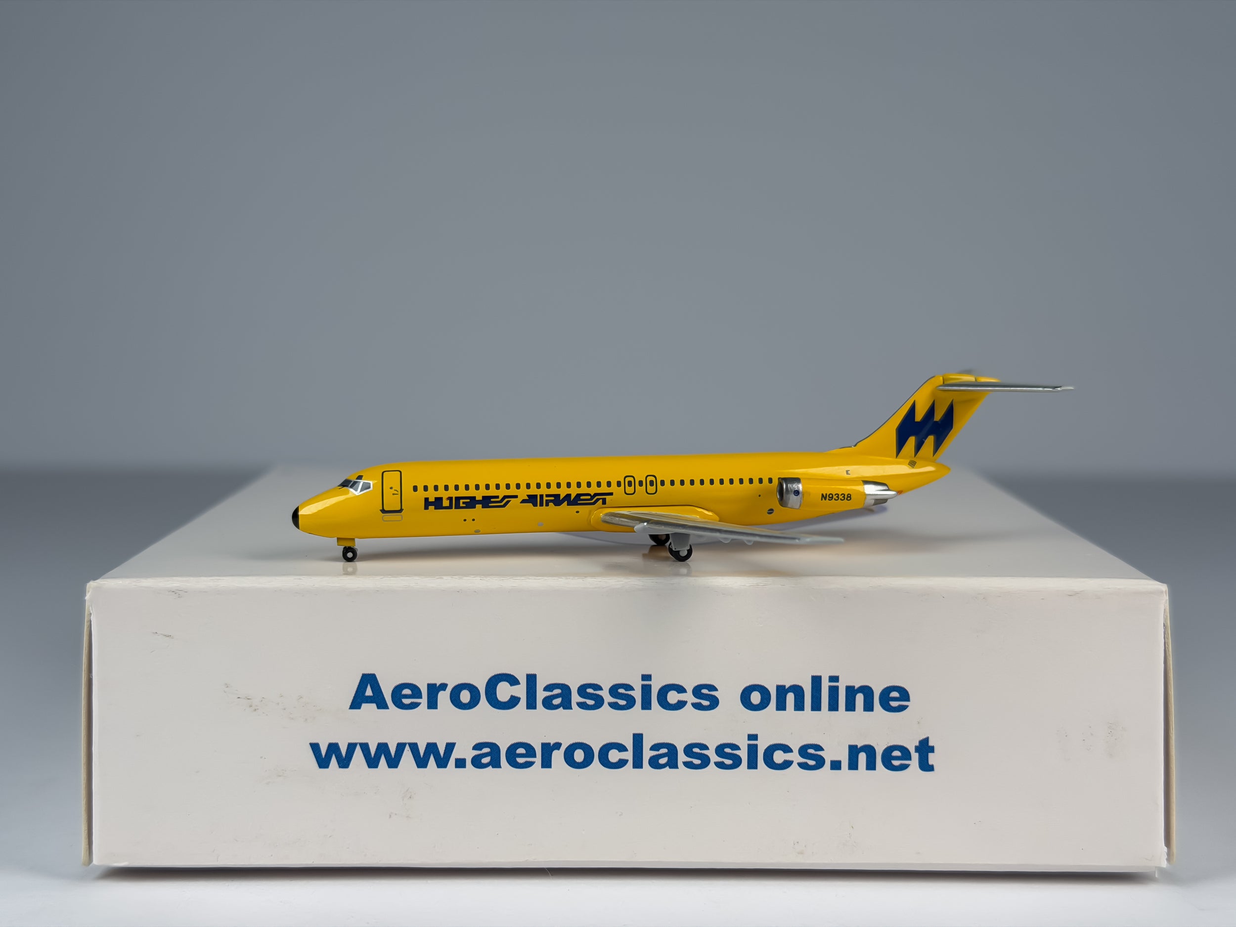 Hughes Air West Douglas DC-9-30 1:400 Aeroclassics N9338 (AC18166)