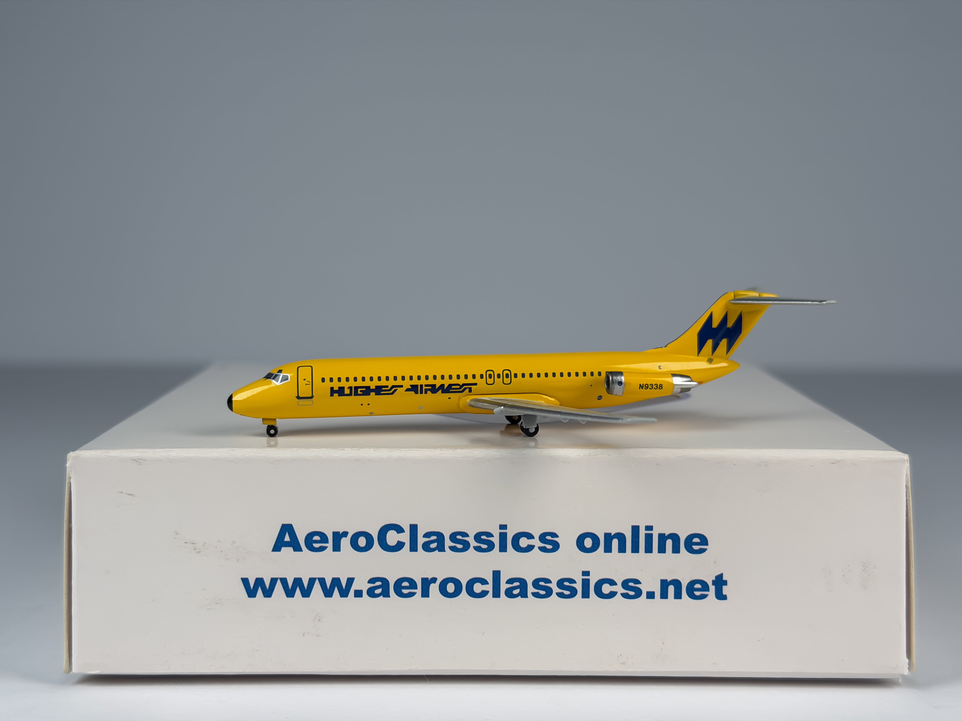 Hughes Air West Douglas DC-9-30 1:400 Aeroclassics N9338 (AC18166)