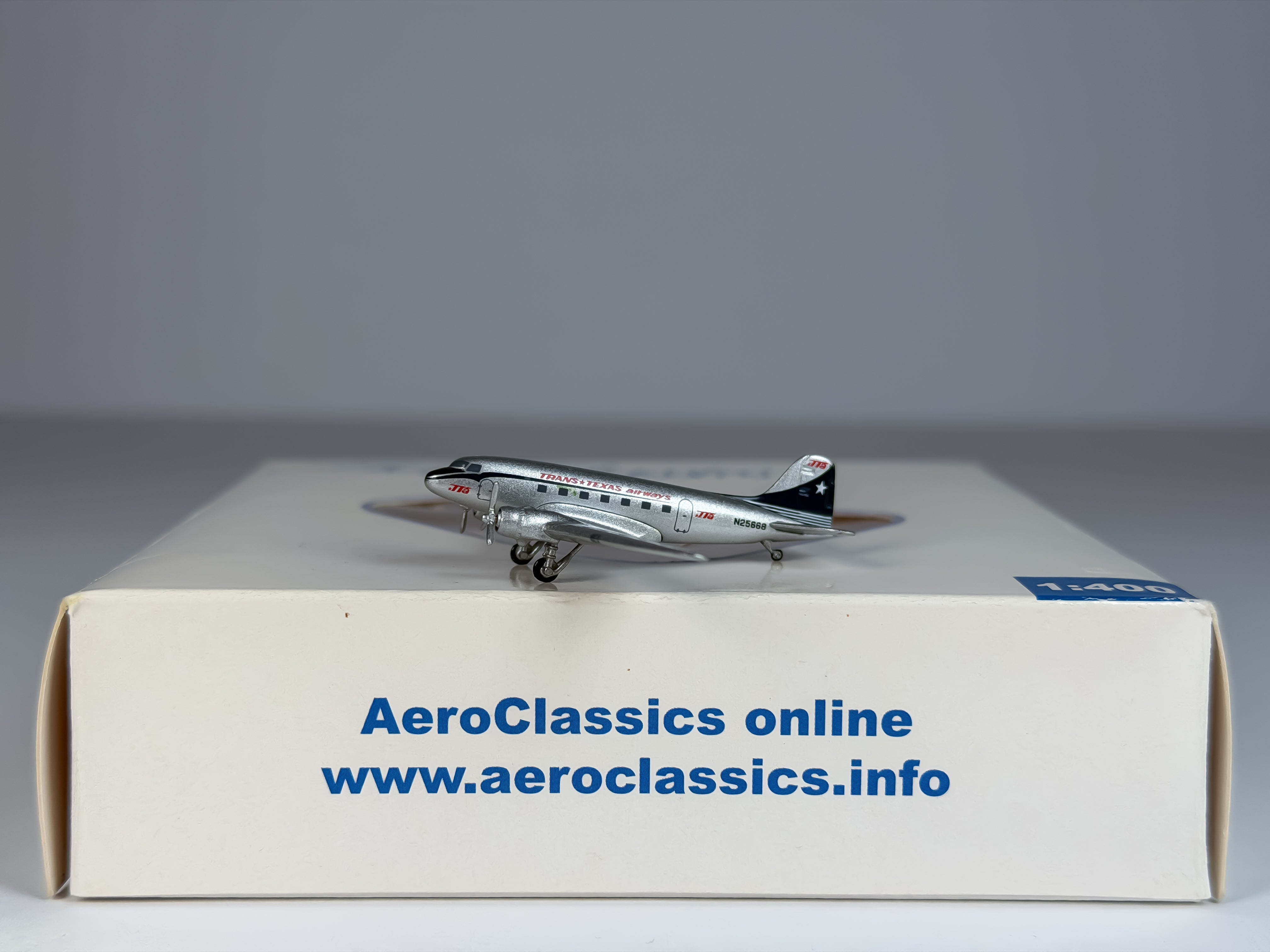 Trans Texas Airways Douglas DC-3 1:400 Aeroclassics N25668 (AC18196)