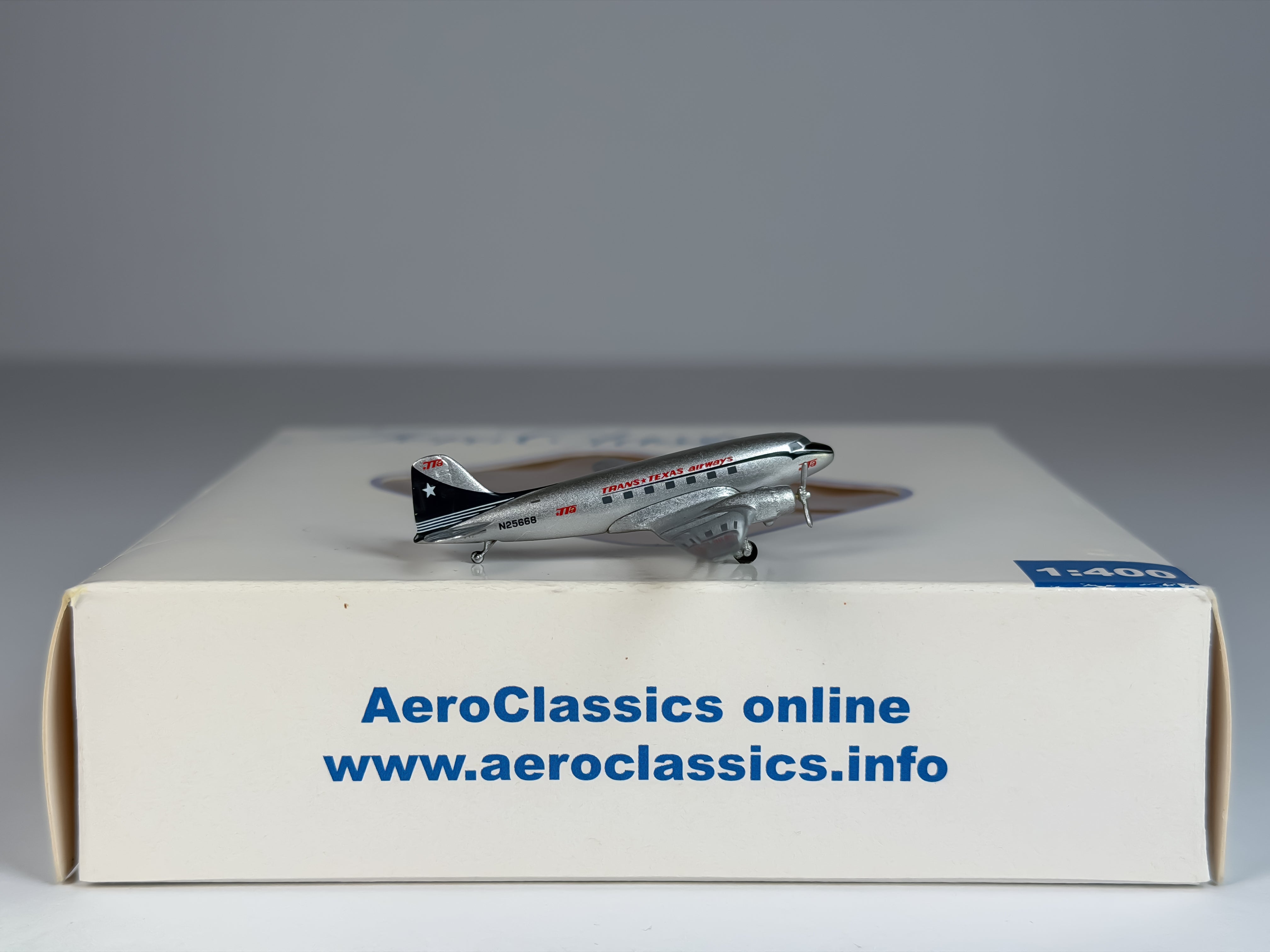Trans Texas Airways Douglas DC-3 1:400 Aeroclassics N25668 (AC18196)