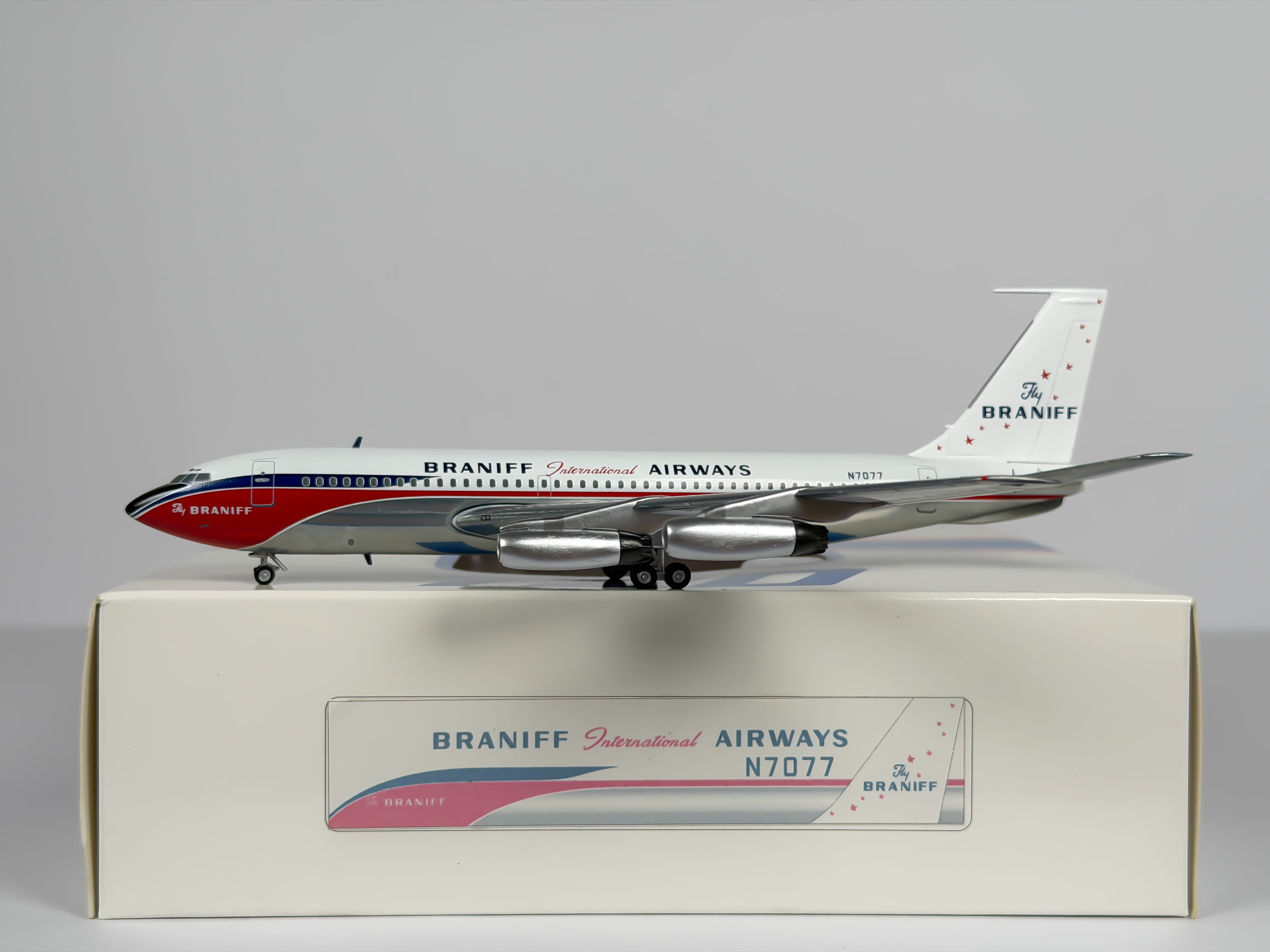Braniff International Boeing 720 1:200 Aeroclassics N7077 (AC2BNFN7077)