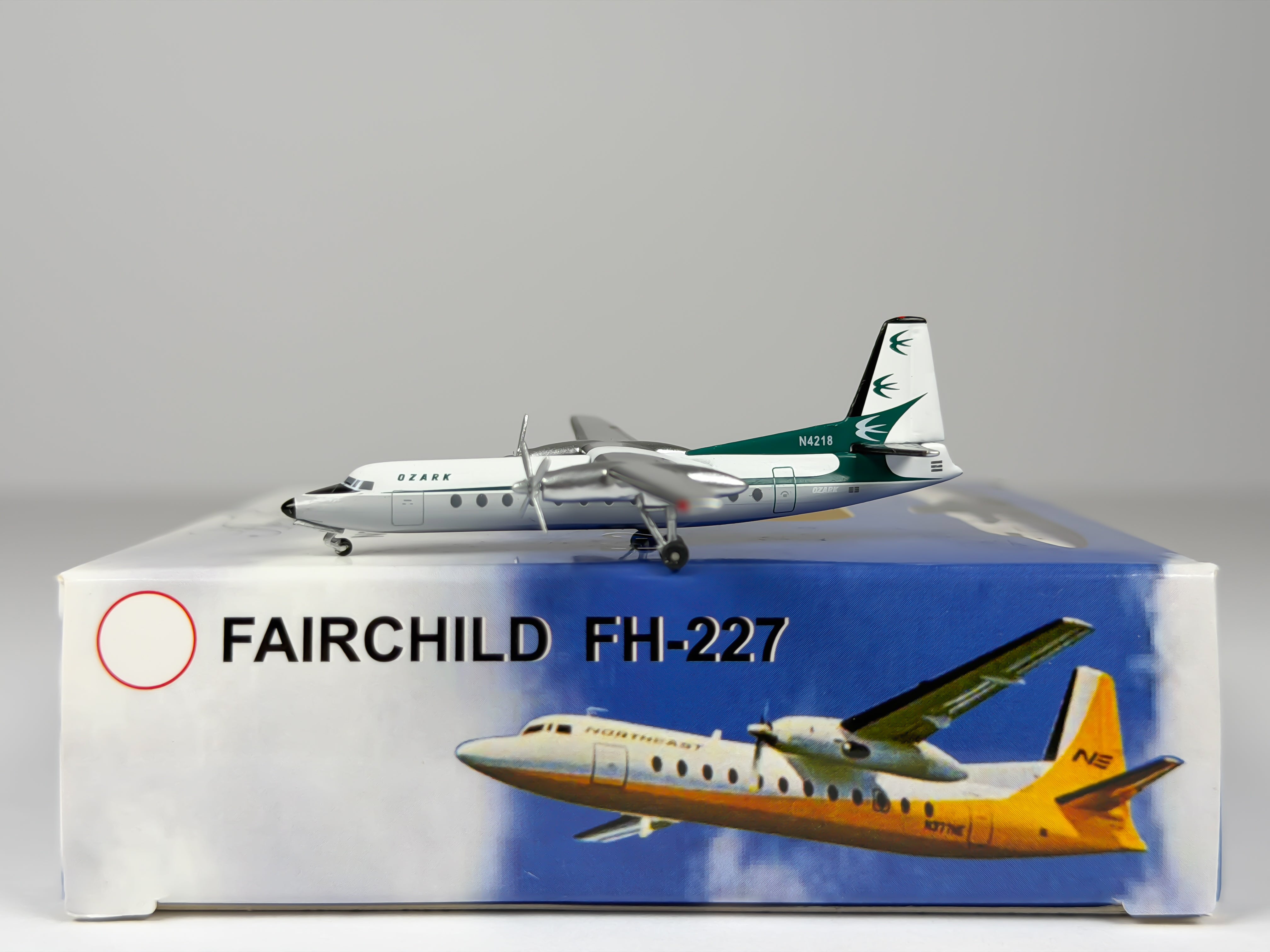 Ozark Airlines Fokker F-27 1:400 Aeroclassics N4218 (AC411038)