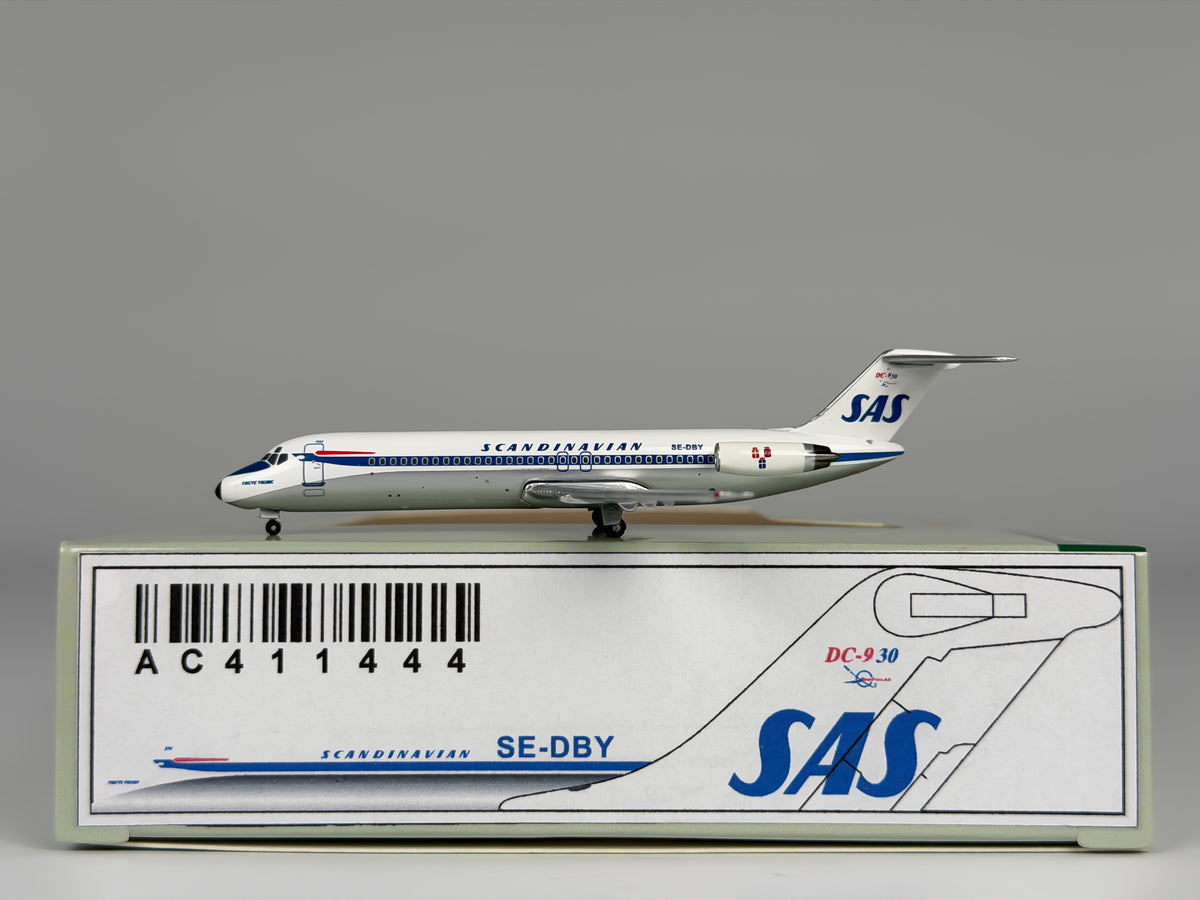 Scandinavian Airlines (SAS) Douglas DC-9-30 1:400 Aeroclassics SE-DBY (AC411444)
