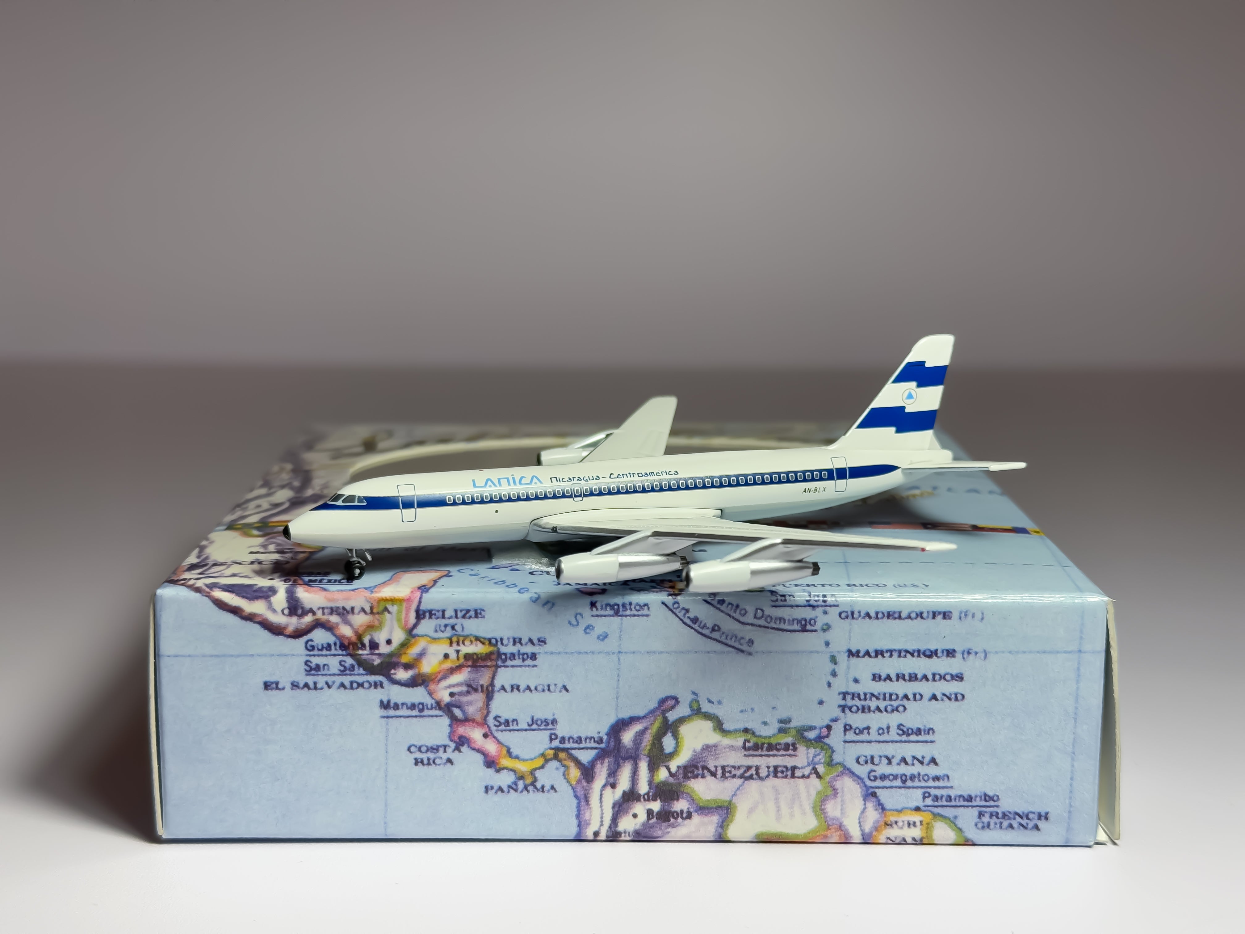 LANICA Convair CV-880 1:400 Aeroclassics AN-BLX (ACANBLX)