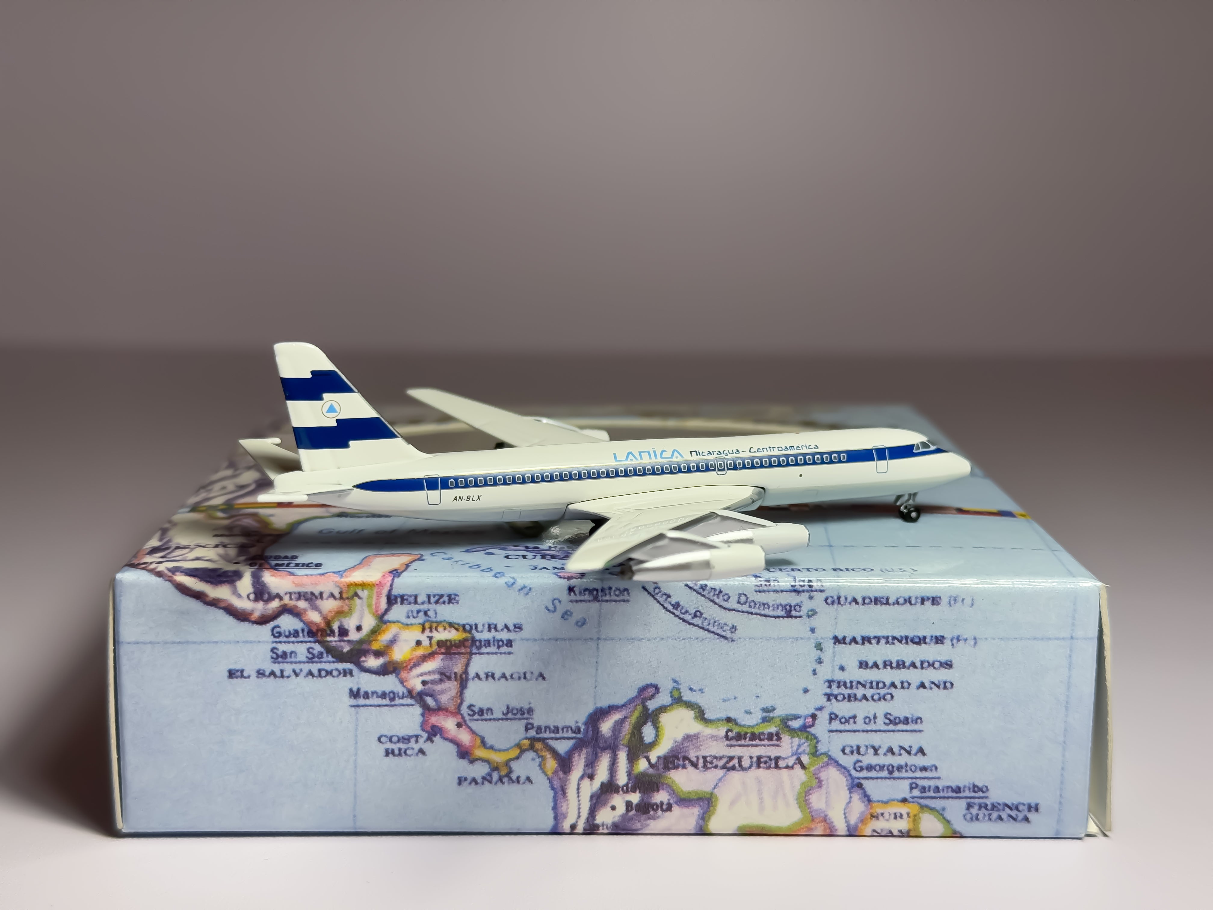 LANICA Convair CV-880 1:400 Aeroclassics AN-BLX (ACANBLX)