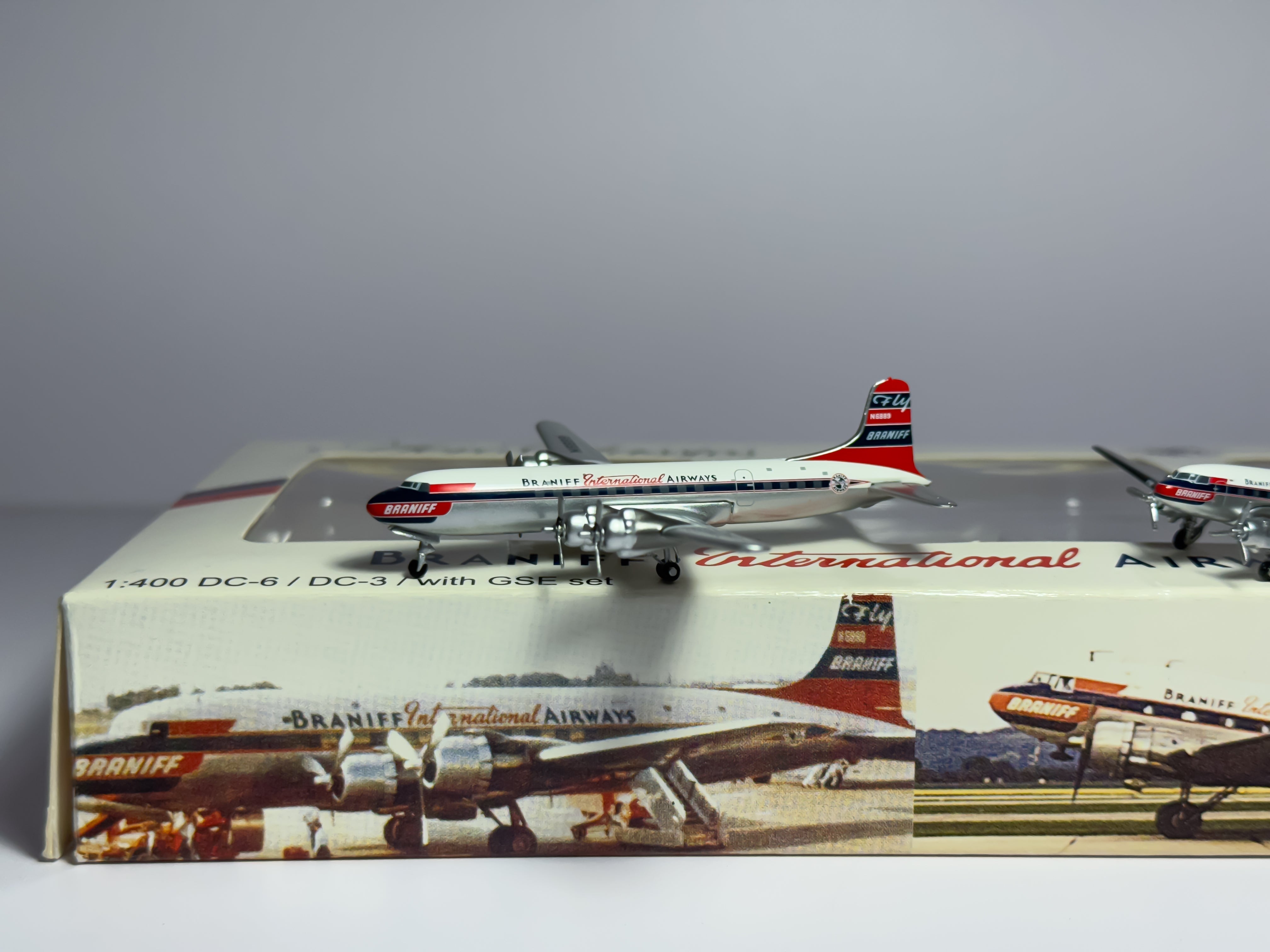 Braniff International Douglas DC-6 + DC-3 1:400 Aeroclassics N6889 + N28362 (ACBNF156)