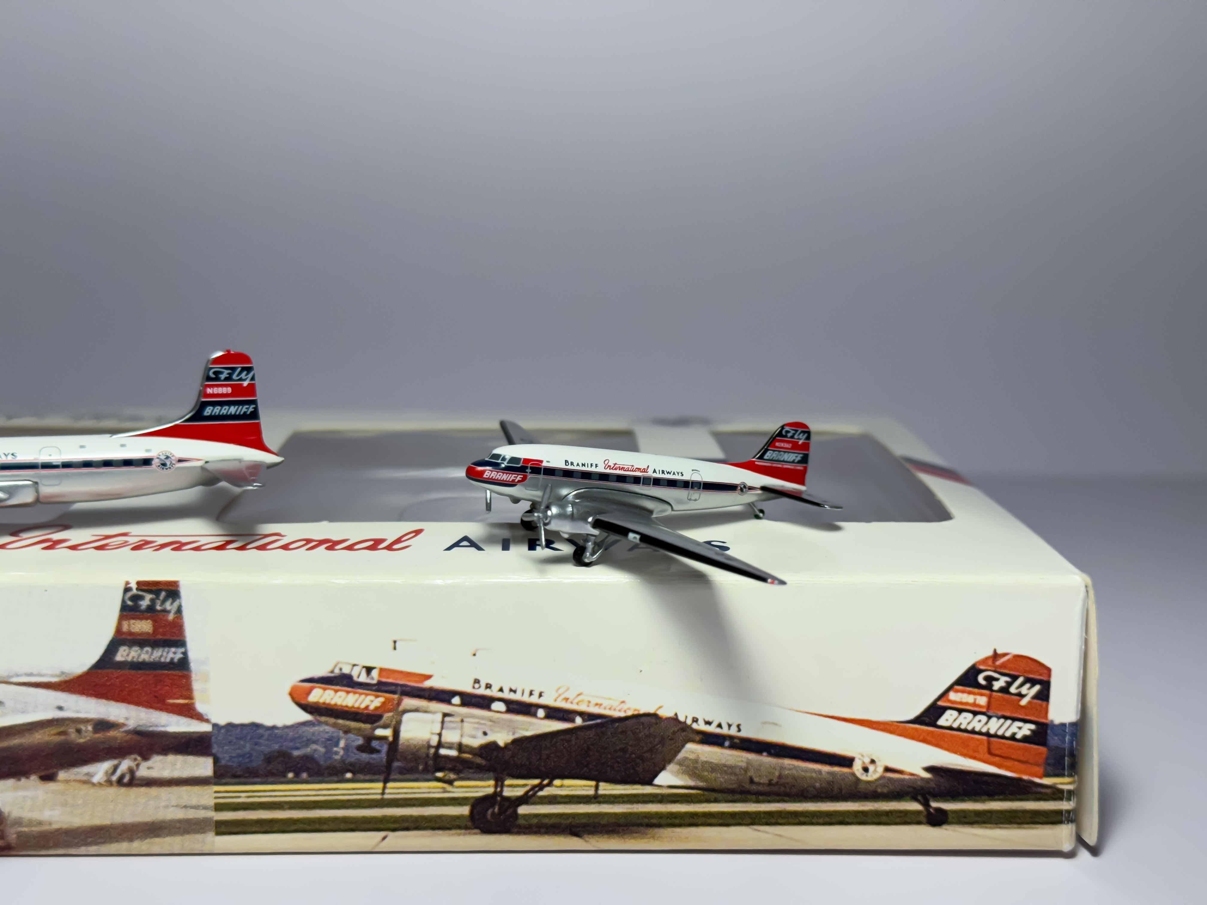 Braniff International Douglas DC-6 + DC-3 1:400 Aeroclassics N6889 + N28362 (ACBNF156)