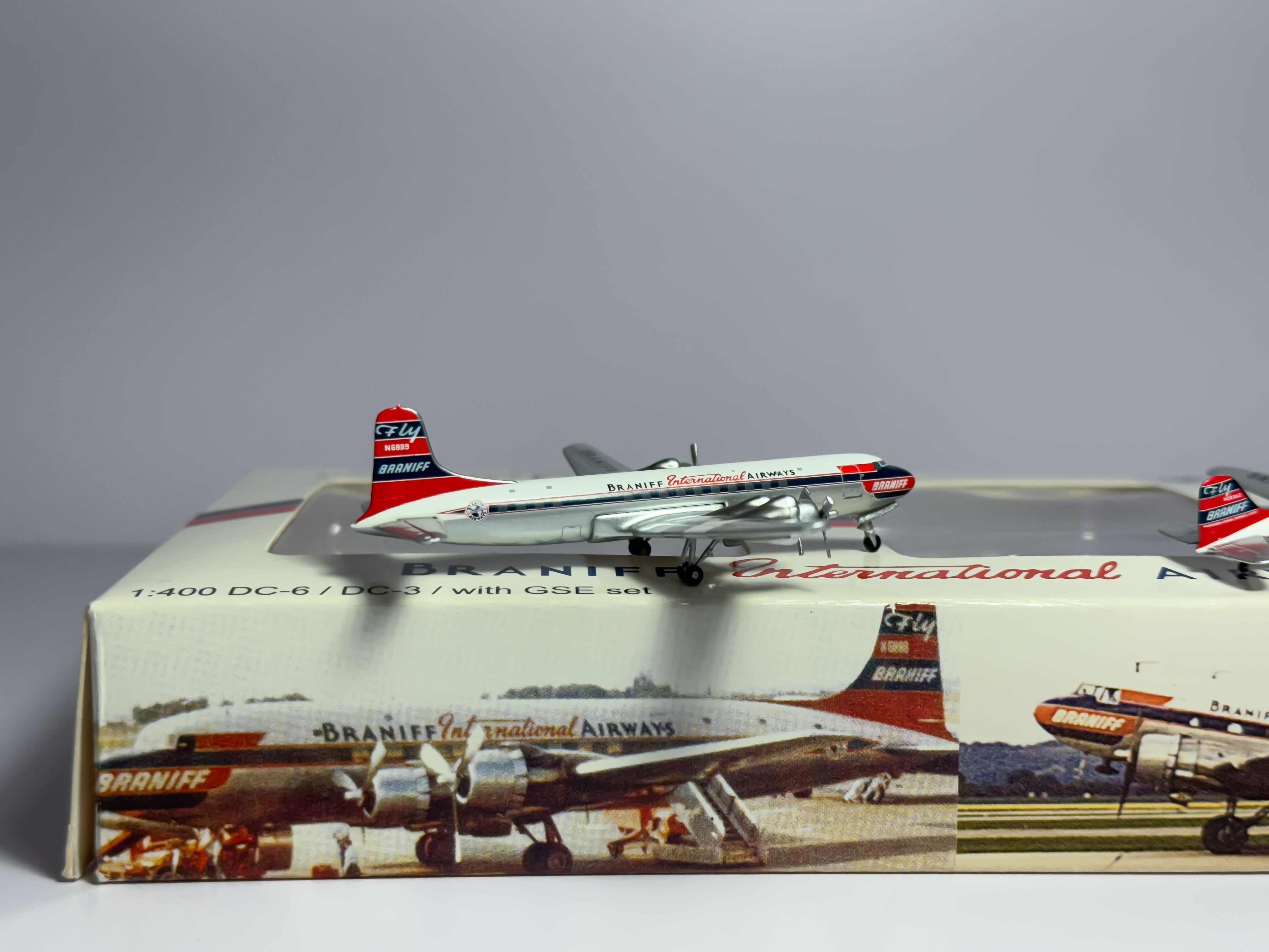 Braniff International Douglas DC-6 + DC-3 1:400 Aeroclassics N6889 + N28362 (ACBNF156)