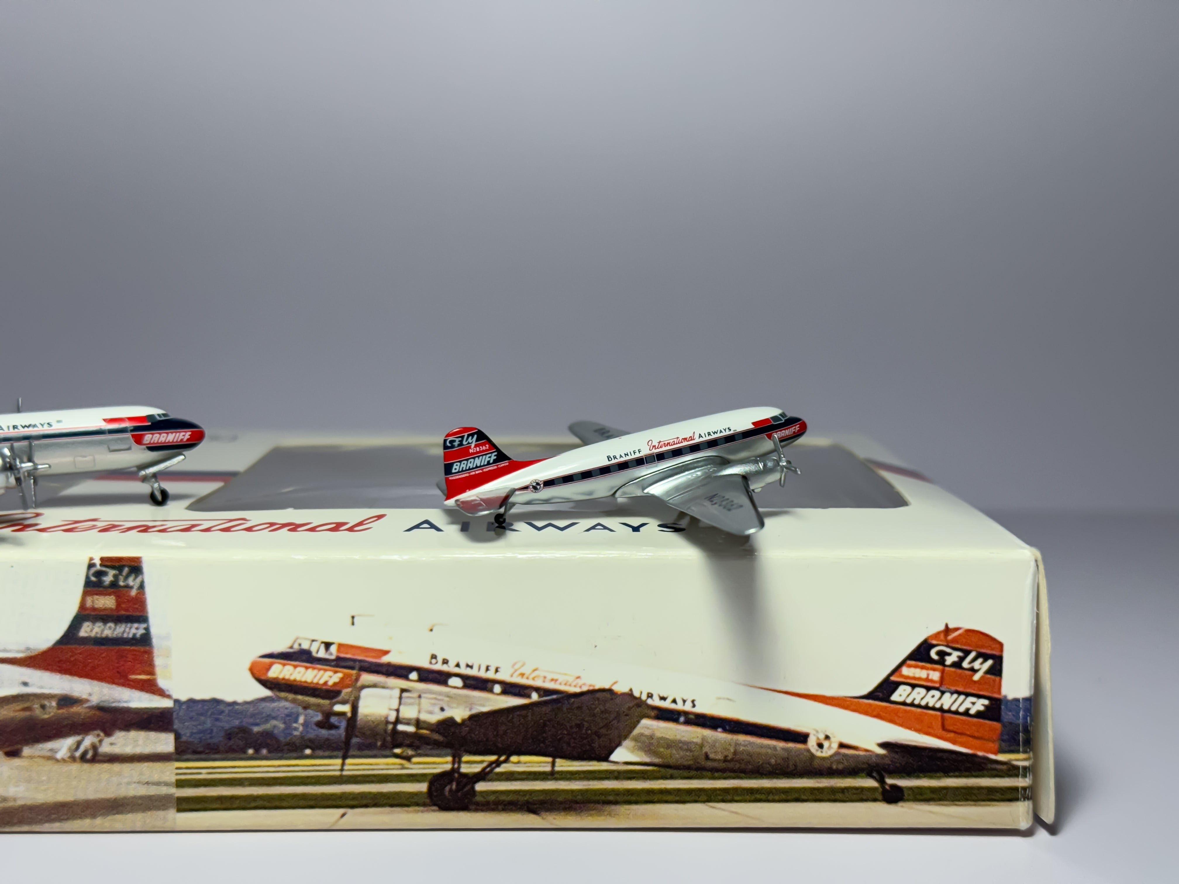 Braniff International Douglas DC-6 + DC-3 1:400 Aeroclassics N6889 + N28362 (ACBNF156)