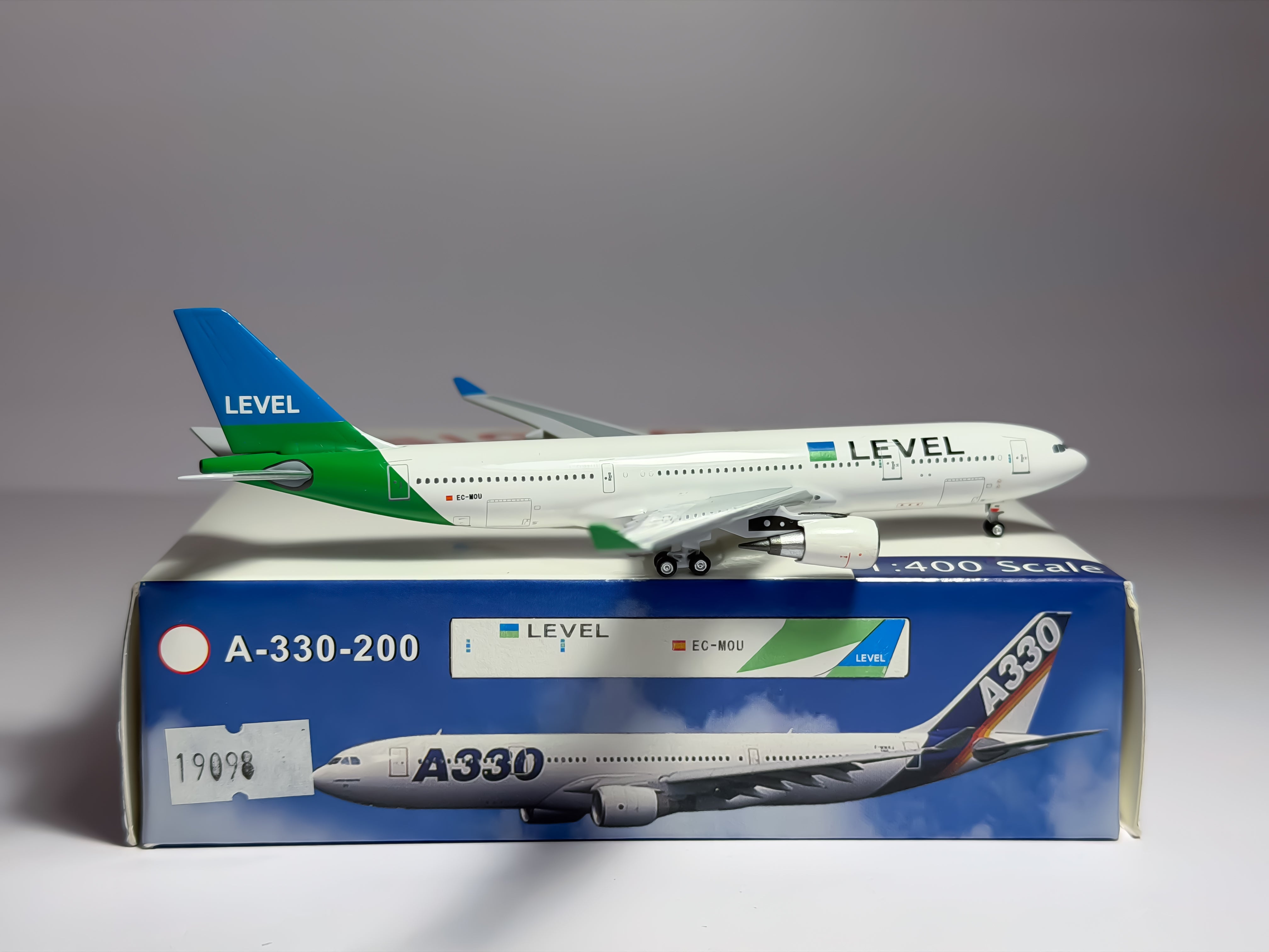 Level Airbus A330-300 1:400 Aeroclassics EC-MOU (ACECMOU)