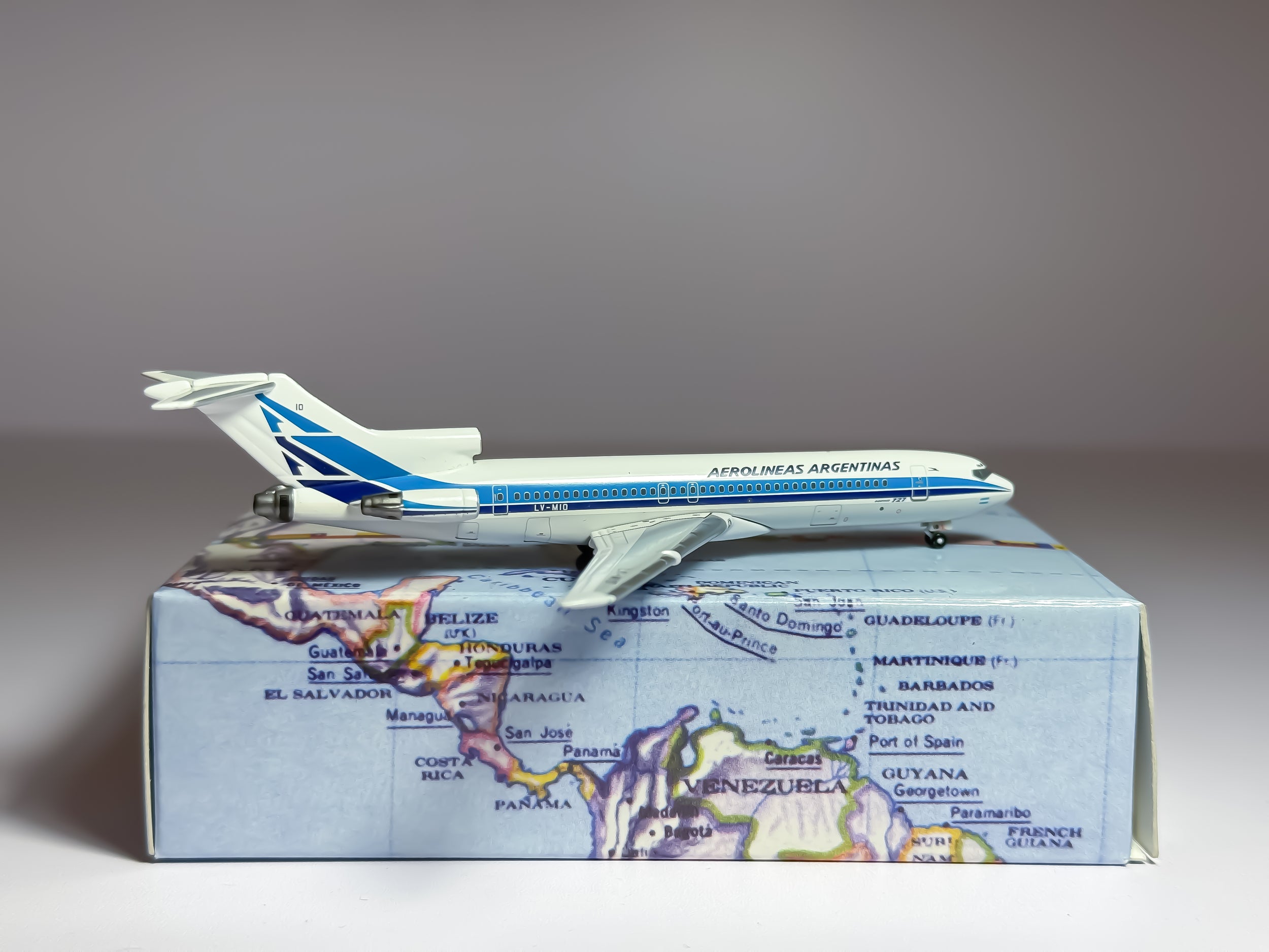 Aerolineas Argentinas Boeing 727-200 1:400 Aeroclassics LV-MIO (ACLVMIO)