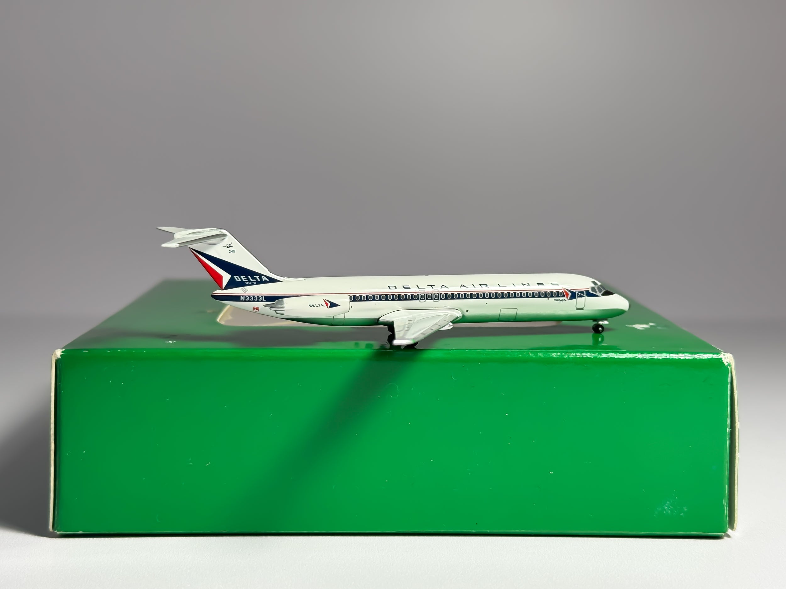 Delta Air Lines Douglas DC-9-30 1:400 Aeroclassics N3333L (ACN3333L)